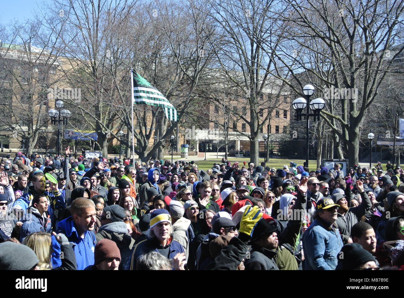 Ann Arbor, Michigan, Stati Uniti d'America. Il 7 aprile 2018. La folla e libertà di Marijuana bandiera al quarantasettesimo Hash annuale evento Bash. Credito, Jeffrey Wickett/Alamy Live News. Foto Stock
