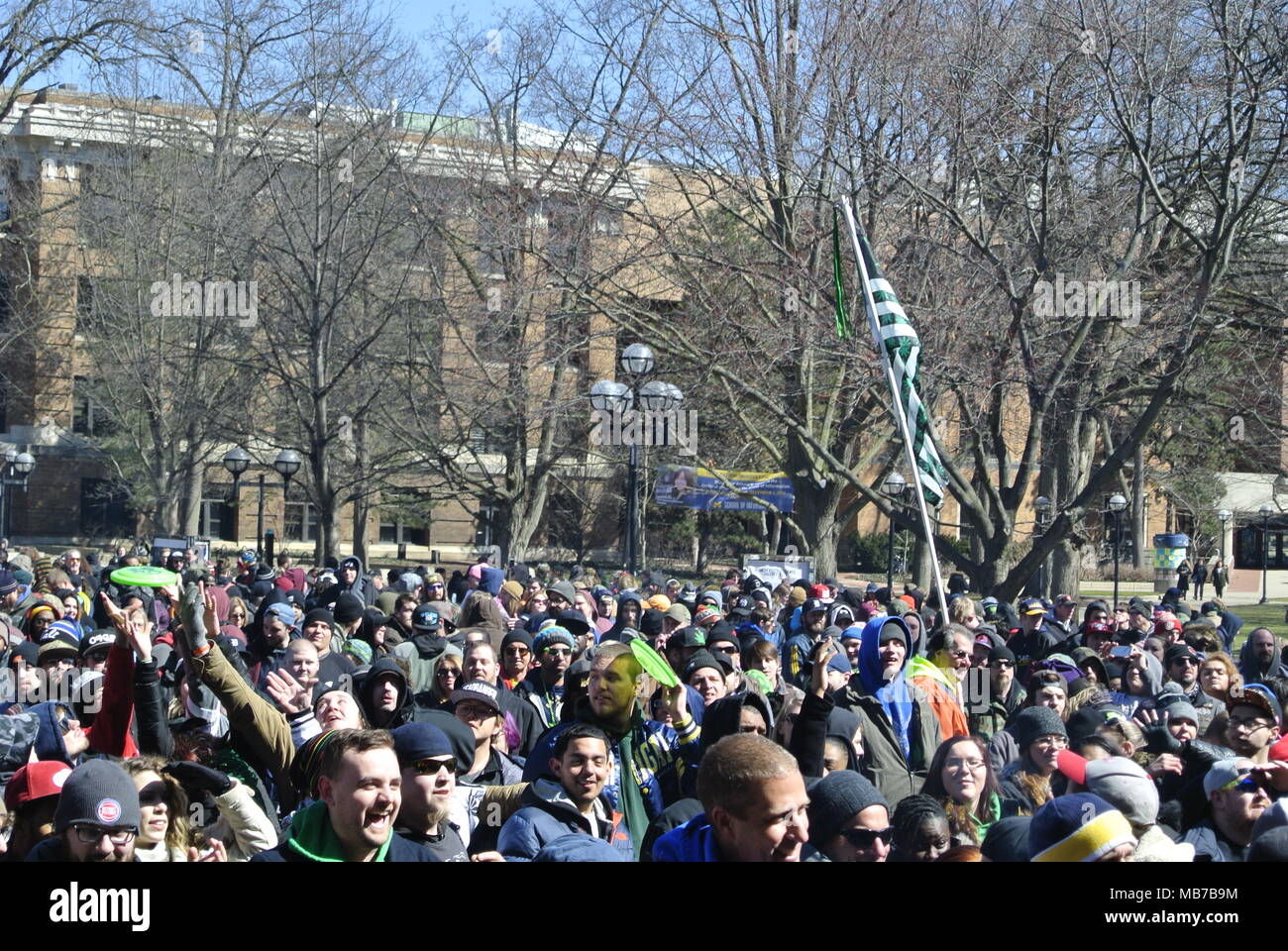 Ann Arbor, Michigan, Stati Uniti d'America. Il 7 aprile 2018. La folla e libertà di Marijuana bandiera al quarantasettesimo Hash annuale evento Bash. Credito, Jeffrey Wickett/Alamy Live News. Foto Stock
