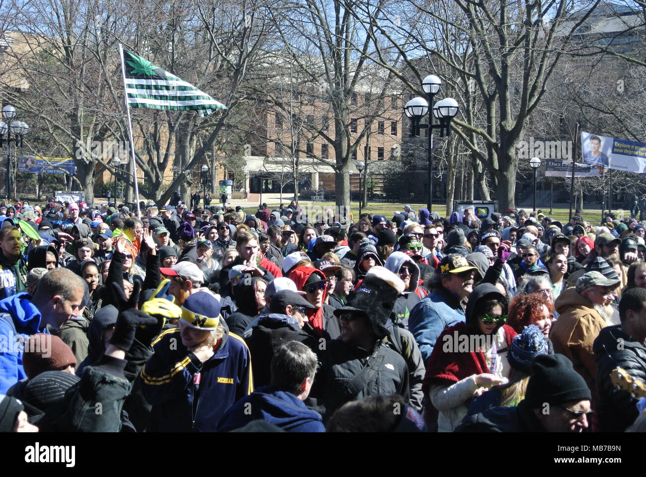 Ann Arbor, Michigan, Stati Uniti d'America. Il 7 aprile 2018. La folla e libertà di Marijuana bandiera al quarantasettesimo Hash annuale evento Bash. Credito, Jeffrey Wickett/Alamy Live News. Foto Stock