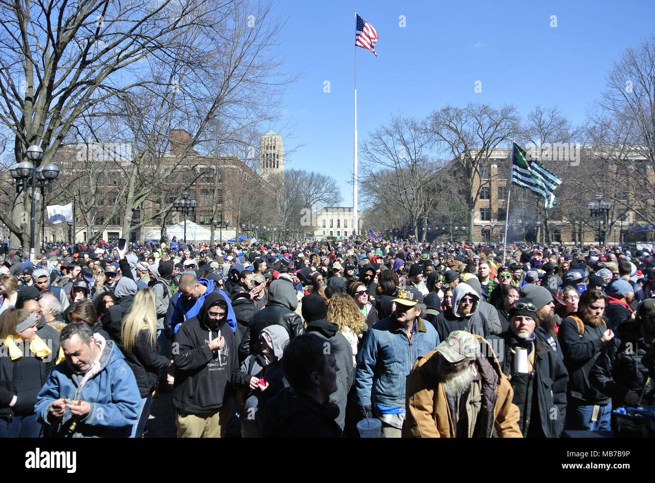 Ann Arbor, Michigan, Stati Uniti d'America. Il 7 aprile 2018. La folla e libertà di Marijuana bandiera al quarantasettesimo Hash annuale evento Bash. Credito, Jeffrey Wickett/Alamy Live News. Foto Stock