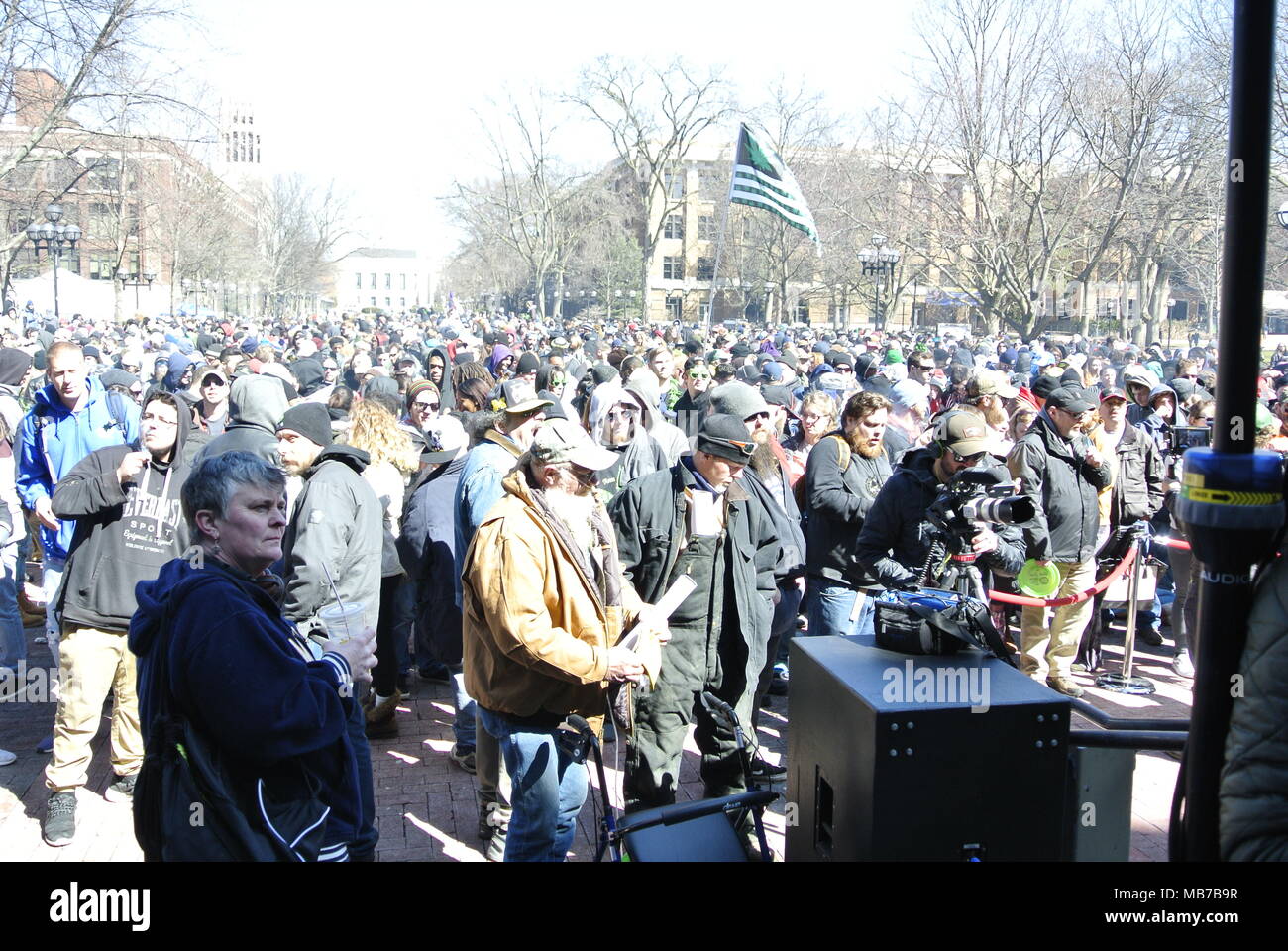 Ann Arbor, Michigan, Stati Uniti d'America. Il 7 aprile 2018. La folla e libertà di Marijuana bandiera al quarantasettesimo Hash annuale evento Bash. Credito, Jeffrey Wickett/Alamy Live News. Foto Stock