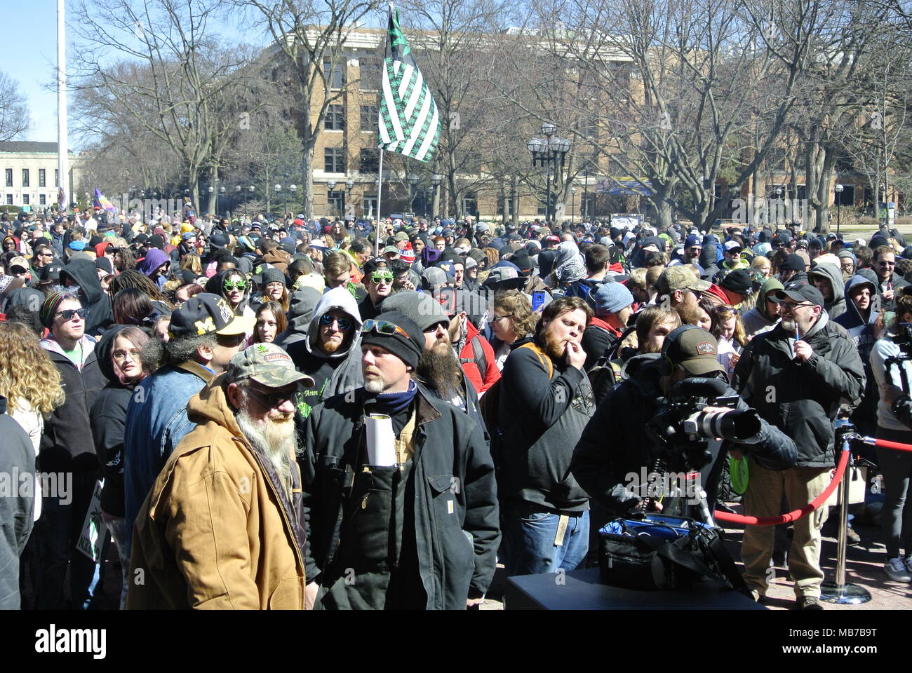 Ann Arbor, Michigan, Stati Uniti d'America. Il 7 aprile 2018. La folla e libertà di Marijuana bandiera al quarantasettesimo Hash annuale evento Bash. Credito, Jeffrey Wickett/Alamy Live News. Foto Stock