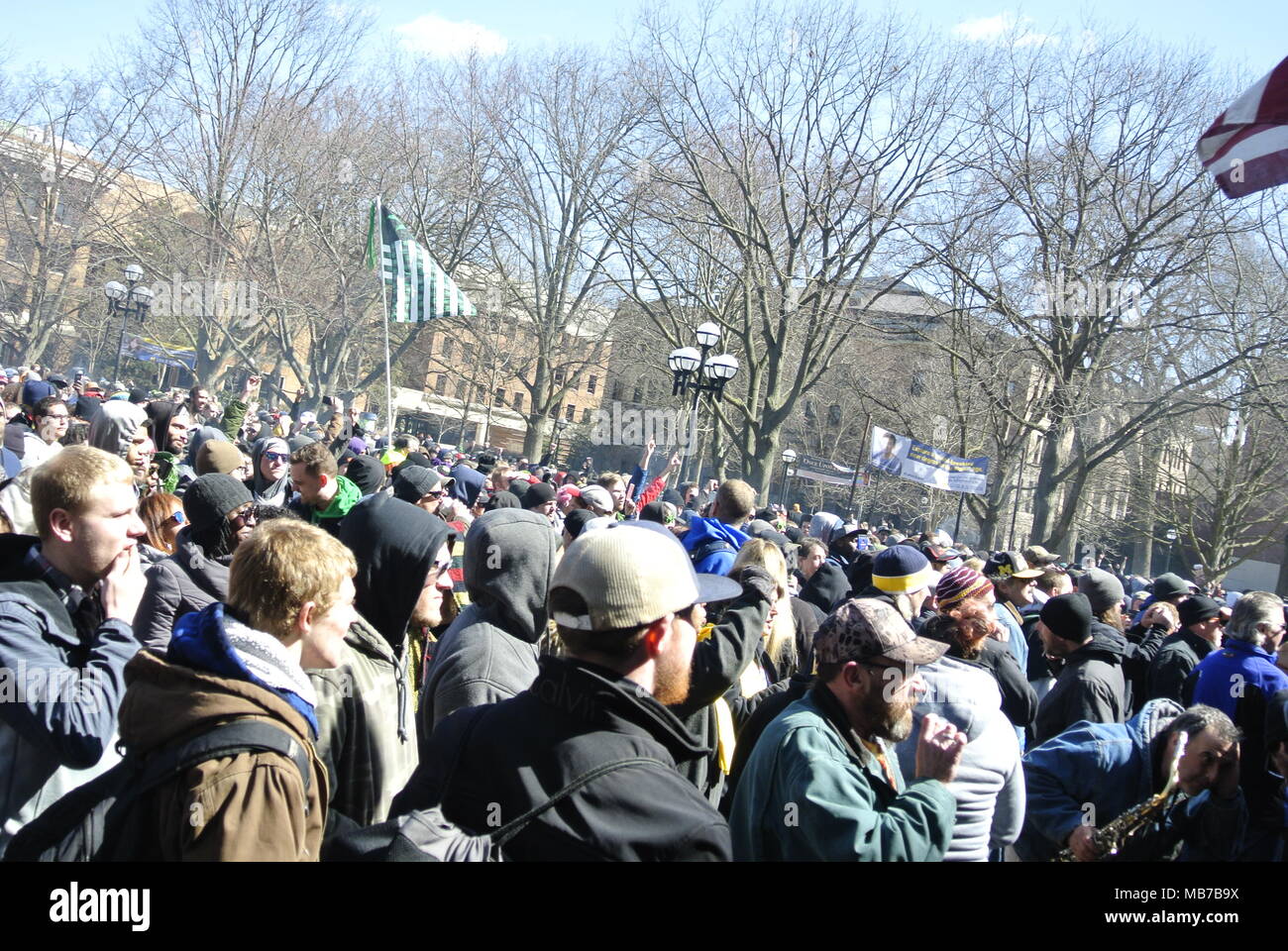 Ann Arbor, Michigan, Stati Uniti d'America. Il 7 aprile 2018. La folla e libertà di Marijuana bandiera al quarantasettesimo Hash annuale evento Bash. Credito, Jeffrey Wickett/Alamy Live News. Foto Stock