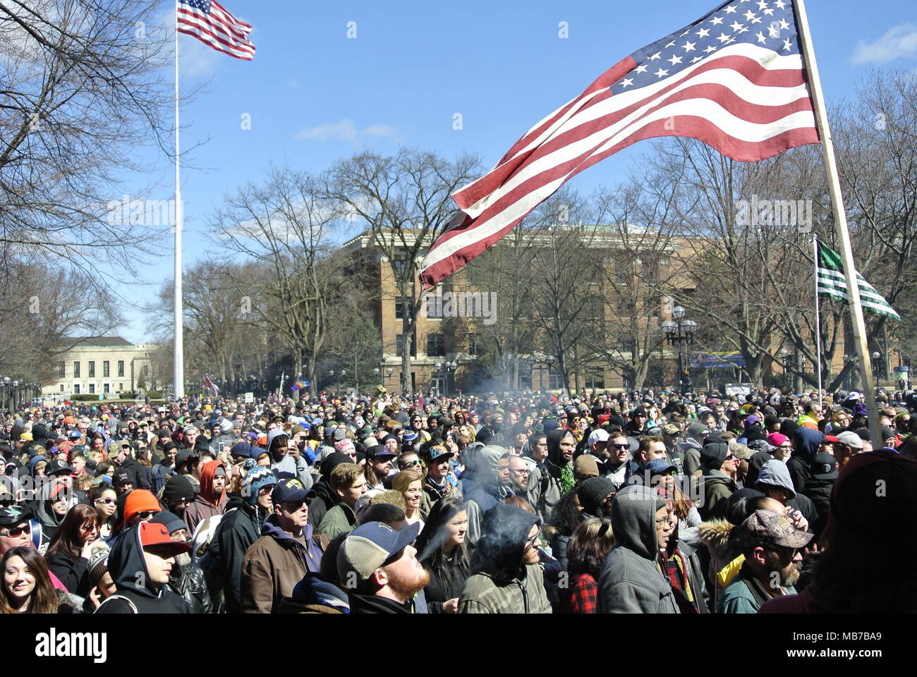 Ann Arbor, Michigan, Stati Uniti d'America. Il 7 aprile 2018. La folla e bandierine americane al quarantasettesimo Hash annuale evento Bash. Credito, Jeffrey Wickett/Alamy Live News. Foto Stock