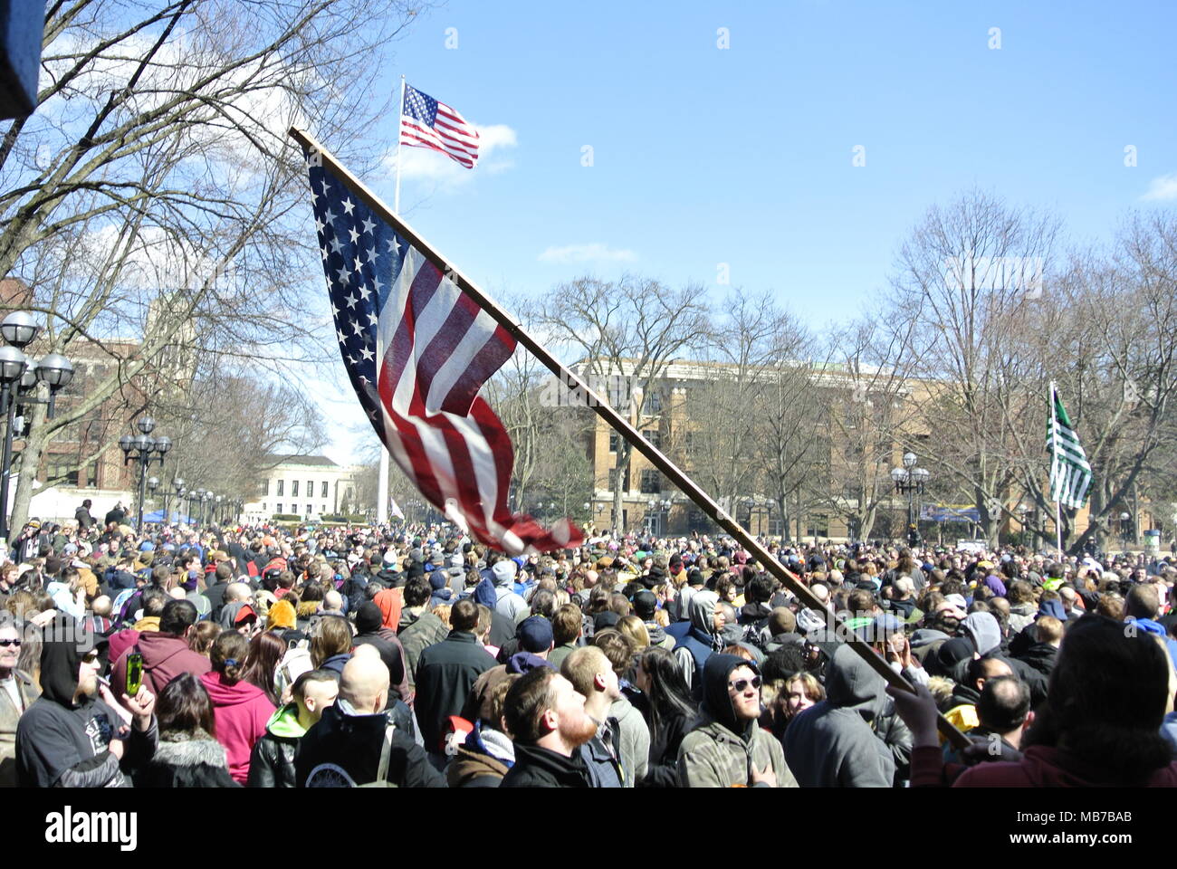 Ann Arbor, Michigan, Stati Uniti d'America. Il 7 aprile 2018. La folla e bandierine americane al quarantasettesimo Hash annuale evento Bash. Credito, Jeffrey Wickett/Alamy Live News. Foto Stock
