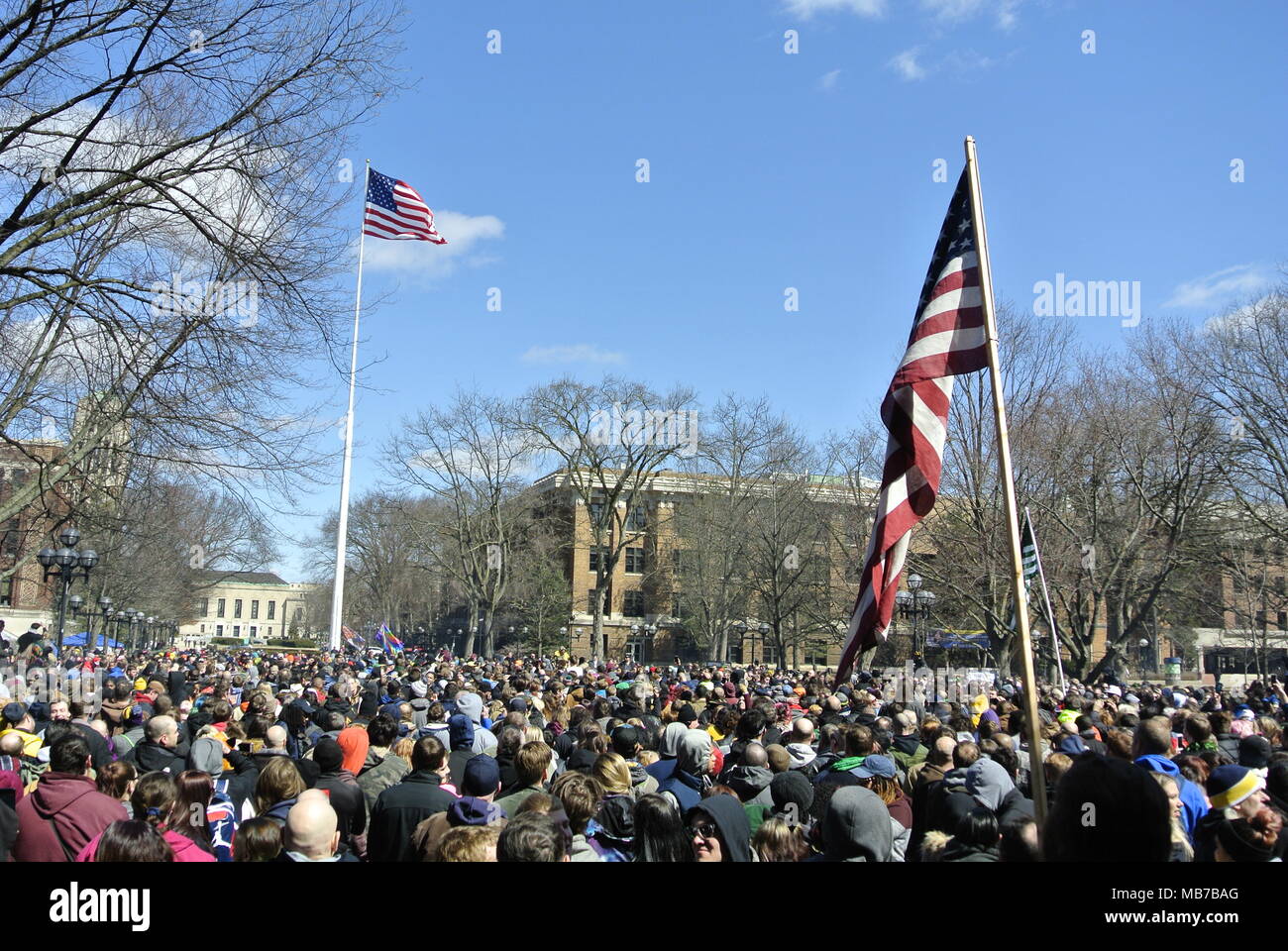 Ann Arbor, Michigan, Stati Uniti d'America. Il 7 aprile 2018. La folla durante l'inno nazionale presso la quarantasettesima Hash annuale evento Bash. Credito, Jeffrey Wickett/Alamy Live News. Foto Stock