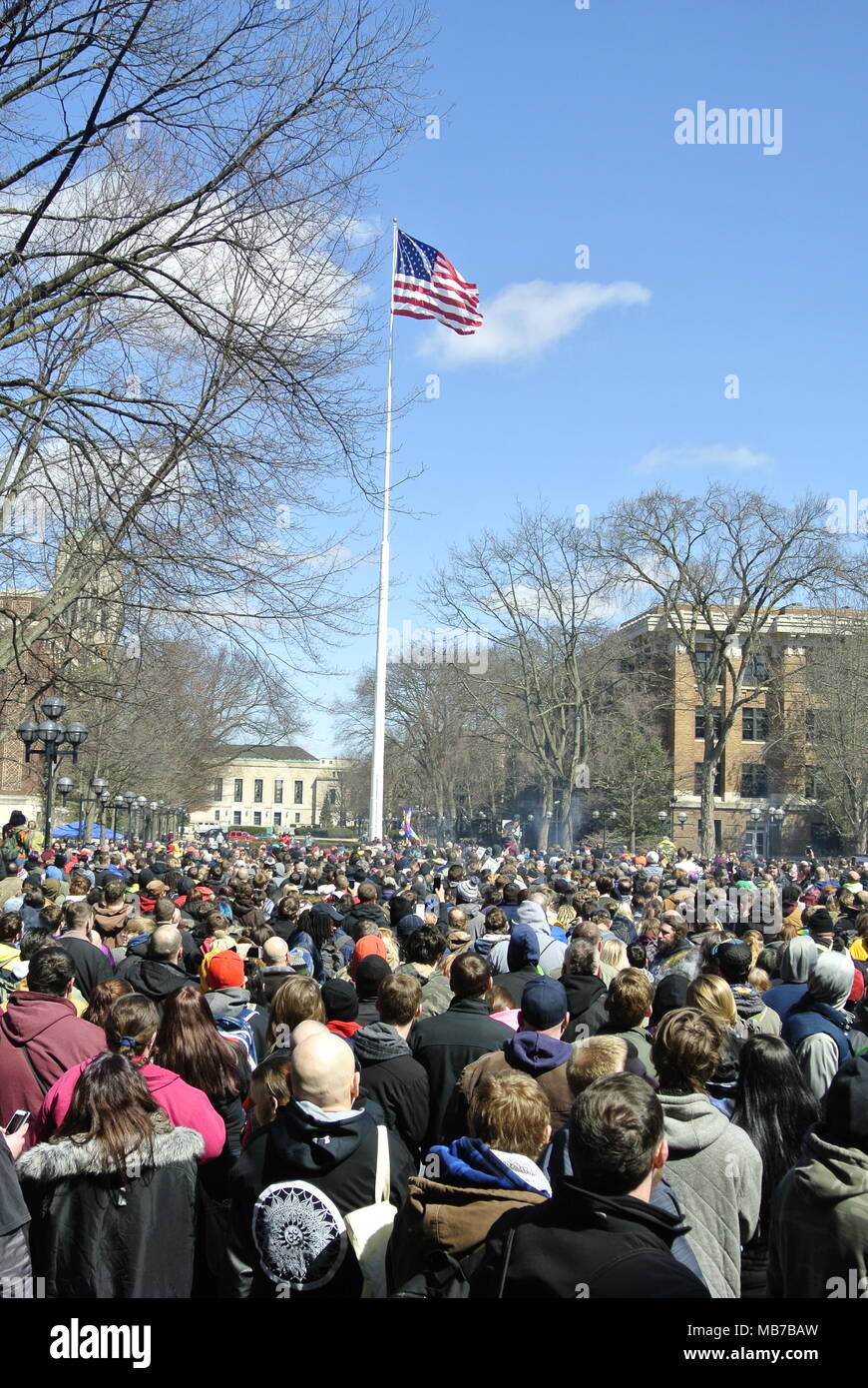 Ann Arbor, Michigan, Stati Uniti d'America. Il 7 aprile 2018. La folla durante l'inno nazionale presso la quarantasettesima Hash annuale evento Bash. Credito, Jeffrey Wickett/Alamy Live News. Foto Stock