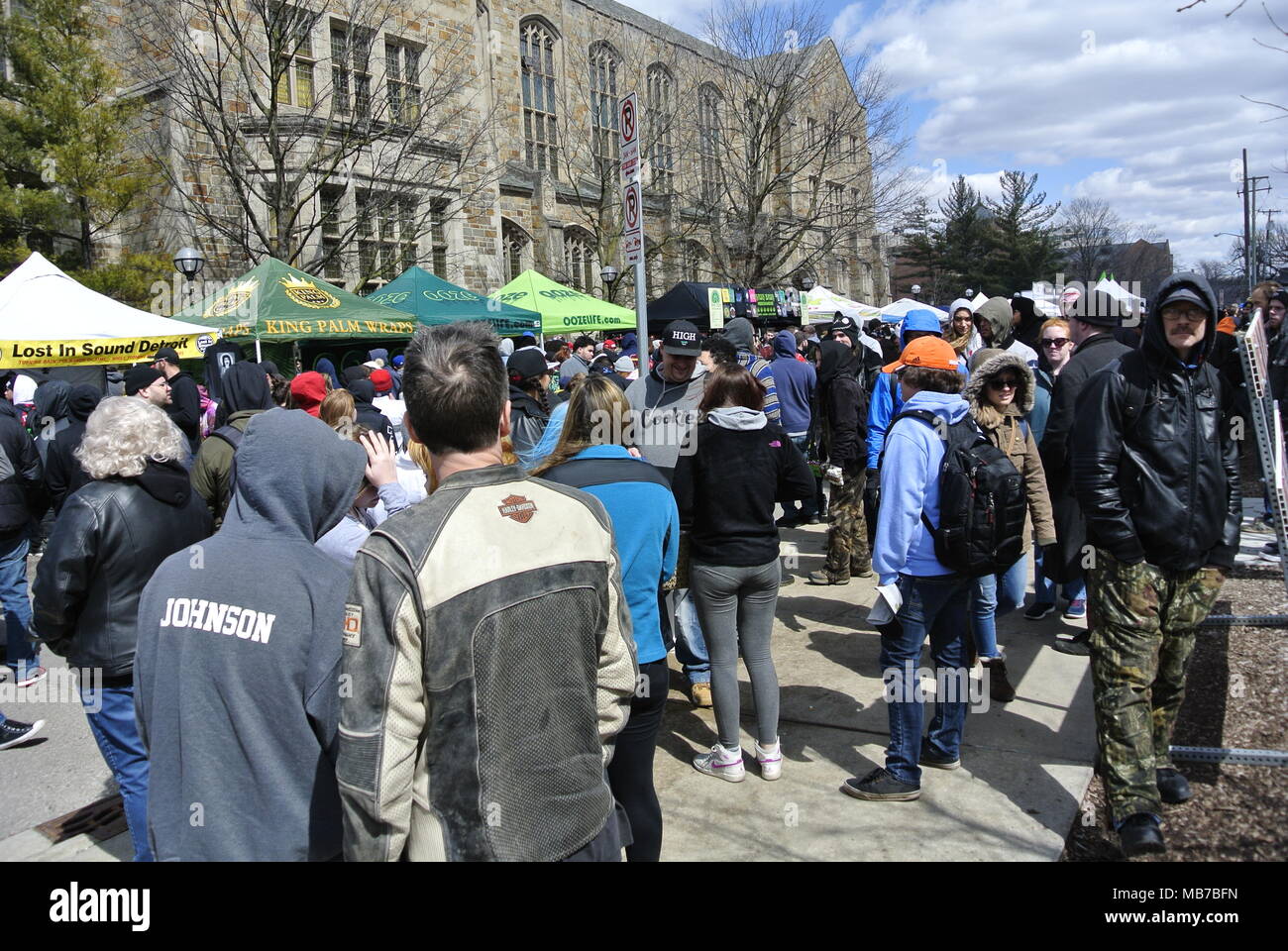 Ann Arbor, Michigan, Stati Uniti d'America. Il 7 aprile 2018. Folle a Monroe Street Fair durante la quarantasettesima Hash annuale evento Bash. Credito, Jeffrey Wickett/Alamy Live News. Foto Stock