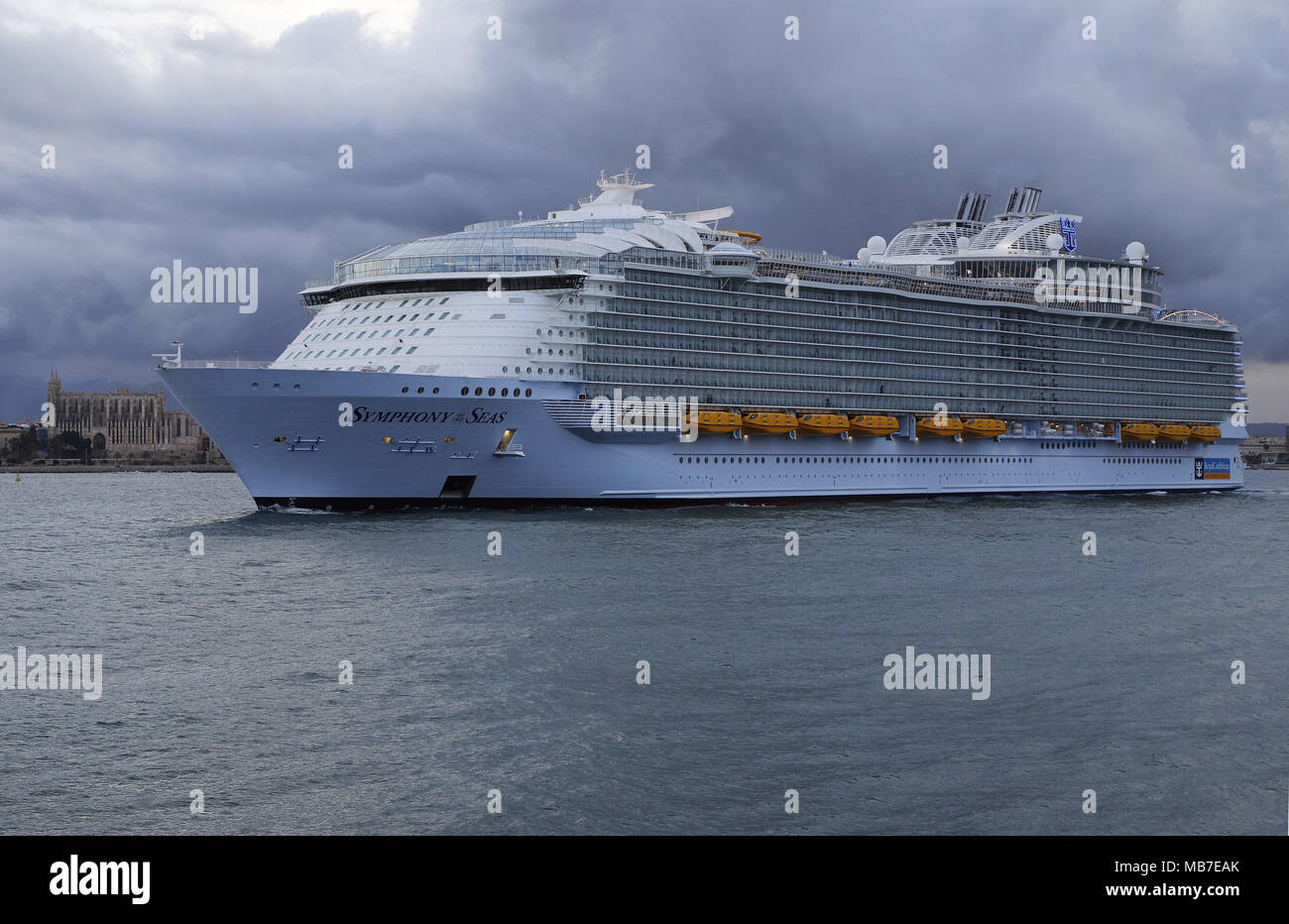 Palma di Maiorca, isole Baleari, Spagna. 8 apr, 2018. Il mondo la più grande nave da crociera 'Symphony dei mari arriva a Palma de Mallorca porta. La nave della Compagnia Royal Caribbean misura 362 metri di lunghezza e pesa 228,021 tonnellate e ha una capacità di 6.680 passeggeri più 2.200 dell'equipaggio. Credito: Clara Margais/ZUMA filo/Alamy Live News Foto Stock