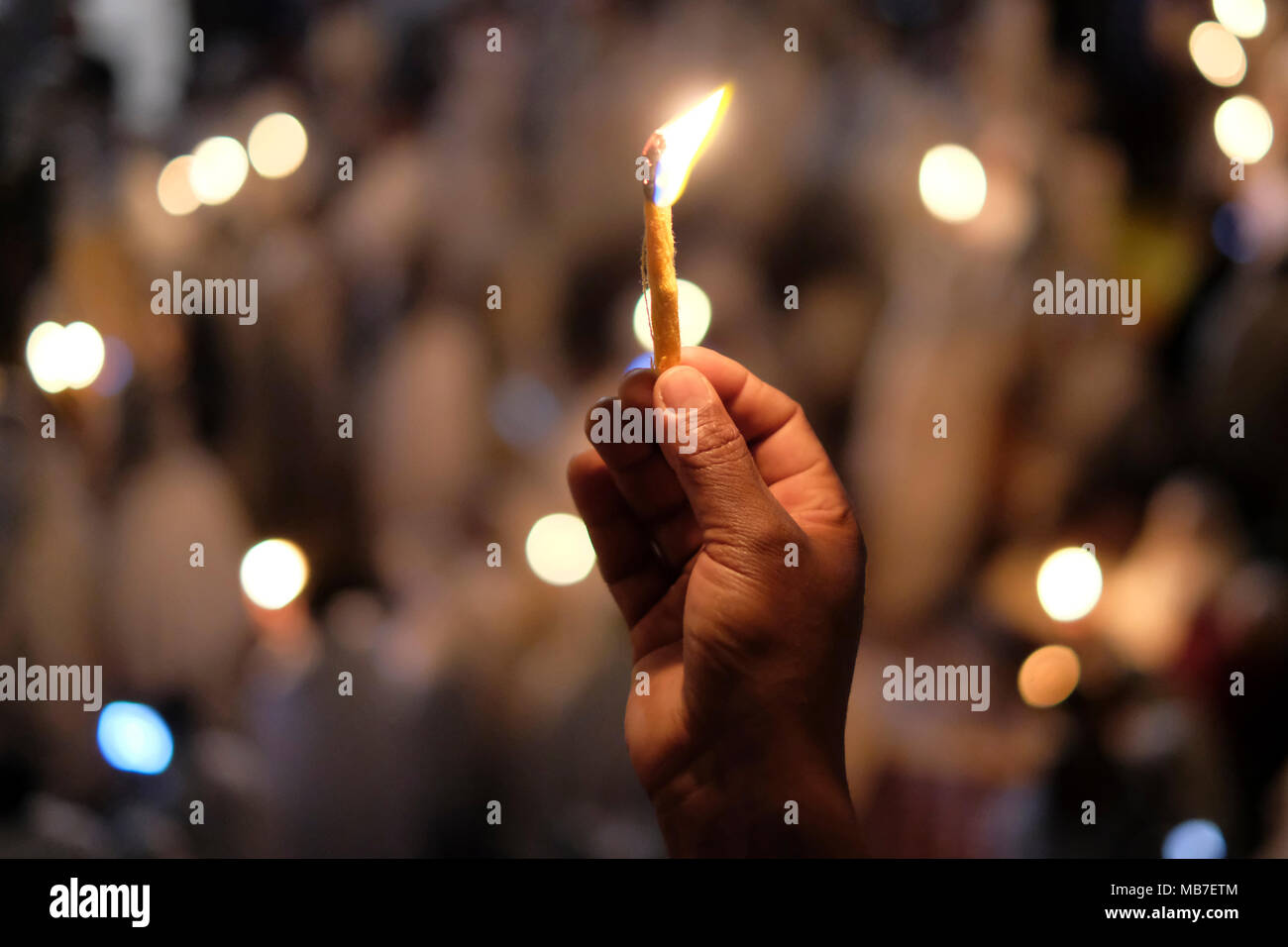 I cristiani ortodossi etiopi tengono candele durante la cerimonia del fuoco Santo al monastero di Deir El-Sultan situato sul tetto della Chiesa del Santo Sepolcro nella Città Vecchia Gerusalemme Est Israele. I cristiani etiopi commemorano gli eventi attorno alla crocifissione di Gesù Cristo, portando alla sua risurrezione nella Pasqua, che in lingua amarica, è chiamata Fasika, originata dalla parola greca Pascha. Foto Stock