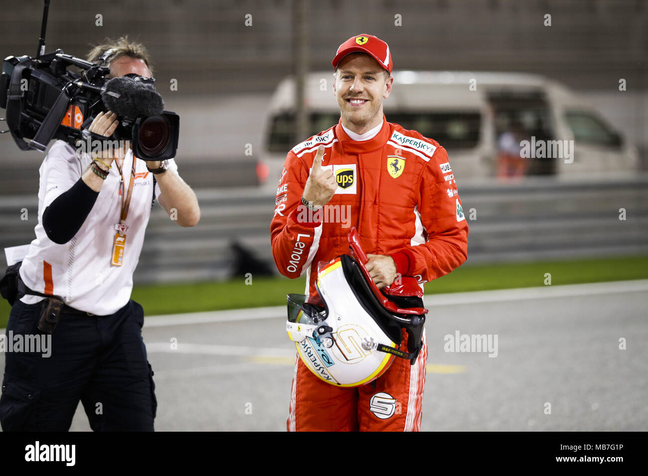 Sebastian Vettel (GER), la Scuderia Ferrari celebra la pole position durante 2018 Formula 1 Campionato del Mondo FIA, Bahrain Grand Prix, a Sakhir dal 5 Aprile al 8 ho Motorsports: FIA Formula One World Championship 2018, il Gran Premio del Bahrain, | Utilizzo di tutto il mondo Foto Stock