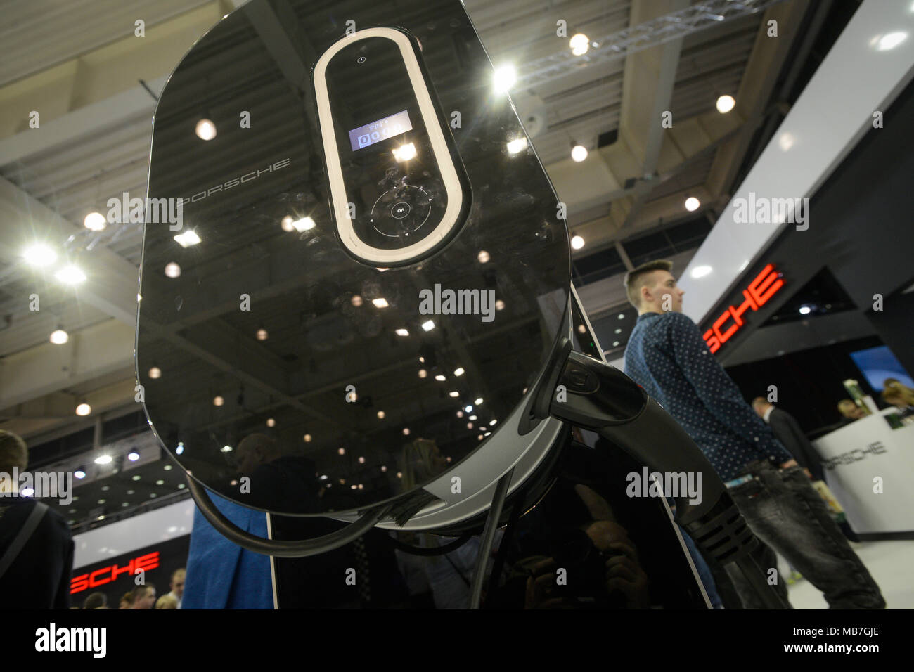 Poznan, Polonia il 7 aprile 2018. Un auto elettrica stazione di ricarica è visto a Poznan Motor Show di Poznan, Polonia il 7 aprile 2018. Credito: Jaap Arriens/Alamy Live News Foto Stock