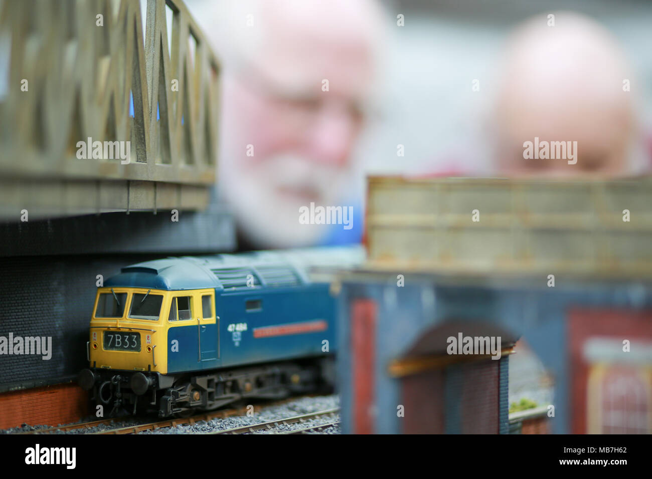 Modello di appassionati ferroviaria godendo il loro modello di layout ferroviarie Foto Stock
