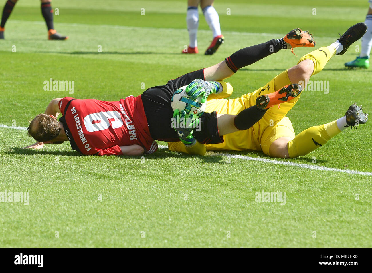 Ingolstadt, Deutschland. 08 apr, 2018. goalchance Moritz Hartmann (FC) Ingolstadt, scheiter un goalwart Moreno ORTEGA (BI).Strafraumszene, Aktion, duelli. Fussball 2. Bundesliga/ FC Ingolstadt-DSC Arminia Bielefeld, 29.Spieltag, giornata029, Liga2, Saison 2017/18 am 08.04.2018, AUDI SPORTPARK., |utilizzo del credito in tutto il mondo: dpa/Alamy Live News Foto Stock