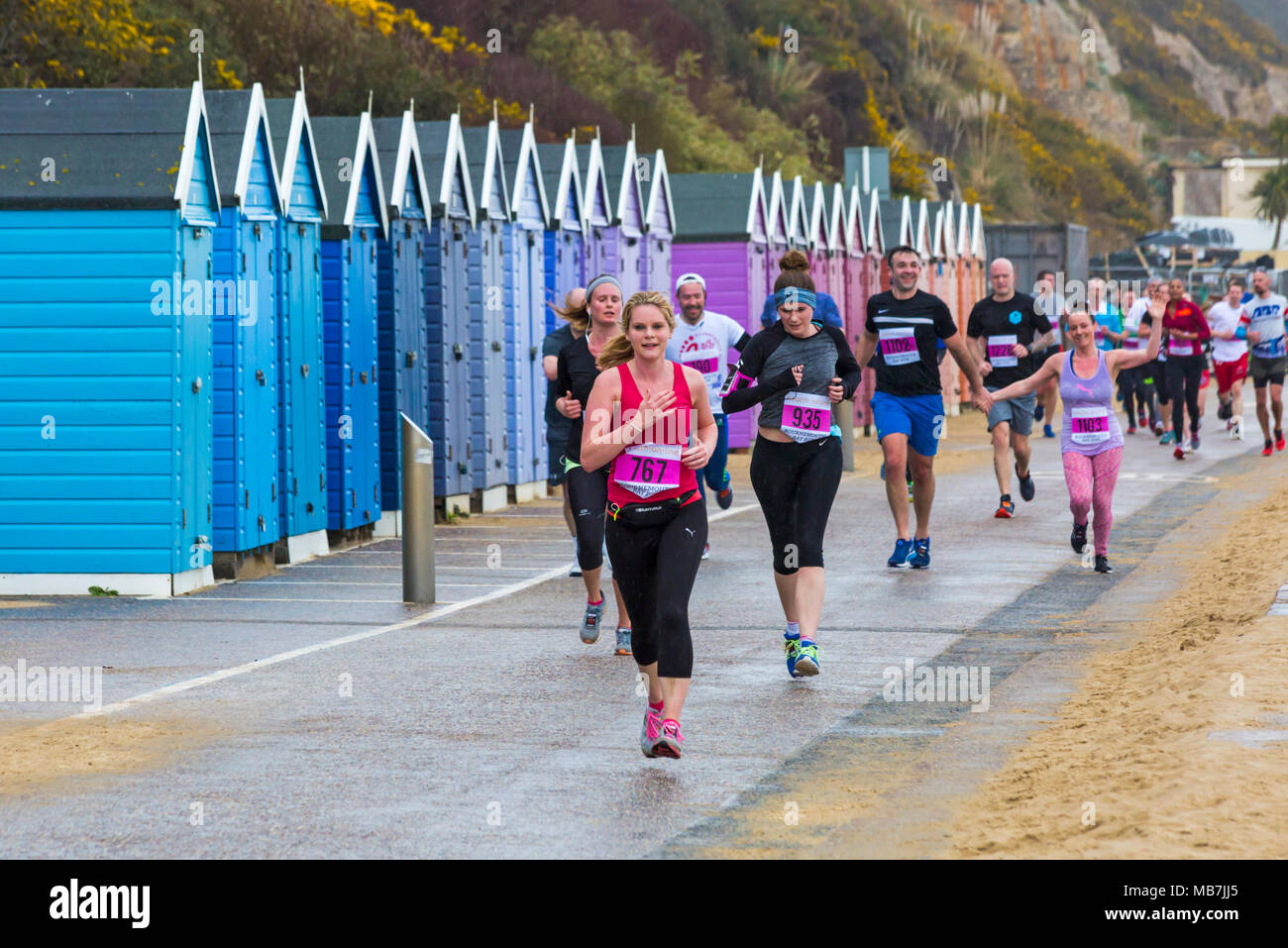 Bournemouth, Dorset, Regno Unito 8th aprile 2018. I corridori partecipano al Bournemouth Bay Run 36th sul tema dei Super Heroes, che offre la possibilità di una mezza maratona, 10k Run, 5k Run e 1k Family Fun Run lungo il lungomare di Bournemouth. Il tempo piovoso bagnato non scoraggia gli spiriti di coloro che prendono parte Foto Stock