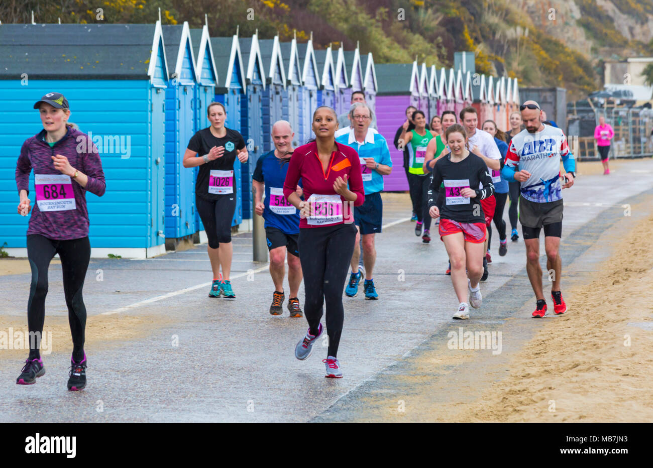 Bournemouth, Dorset, Regno Unito 8th aprile 2018. I corridori partecipano al Bournemouth Bay Run 36th sul tema dei Super Heroes, che offre la possibilità di una mezza maratona, 10k Run, 5k Run e 1k Family Fun Run lungo il lungomare di Bournemouth. Il tempo piovoso bagnato non scoraggia gli spiriti di coloro che prendono parte Foto Stock