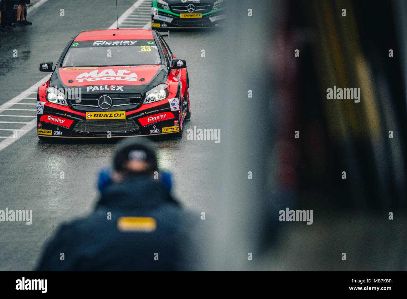 Longfield, Kent, Regno Unito. 8 Aprile, 2018. BTCC racing driver Adam Morgan e strumenti Mac con Ciceley Motorsport durante la Dunlop MSA British Touring Car Championship a Brands Hatch Indy circuito (foto di gergo Toth / Alamy Live News) Foto Stock