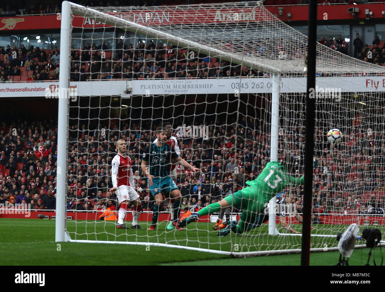 Danny Welbeck (A) segna il terzo arsenale obiettivo (3-2) all'Arsenal v Southampton English Premier League, presso l'Emirates Stadium di Londra il 8 aprile 2018. * * Questa foto è per il solo uso editoriale** Foto Stock