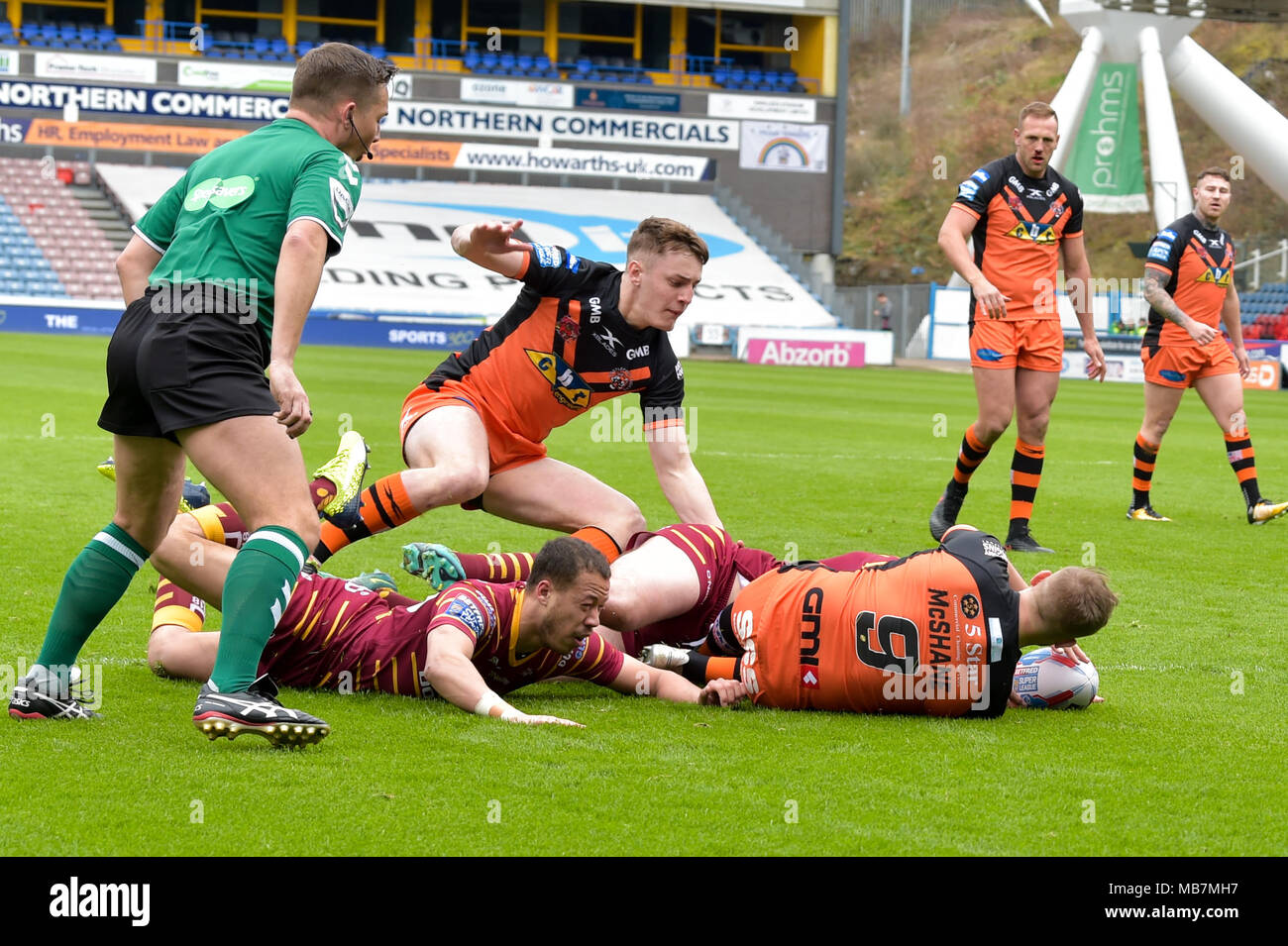 Huddersfield, Regno Unito. Dal 8 aprile 2018, John Smiths Stadium, Huddersfield, Inghilterra; Betfred Super League Rugby, Huddersfield Giants v Castleford Tigers; Castleford Tigers" Paul McShane punteggi a provare a credito: News Immagini/Alamy Live News Foto Stock