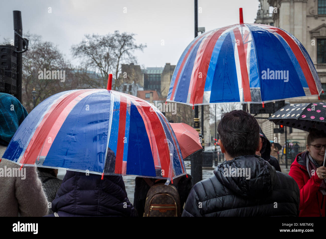 Londra, Regno Unito. 8 Aprile, 2018. Meteo REGNO UNITO: Unione bandiera ombrelloni su un umido e piovosa domenica pomeriggio a Westminster. Credito: Guy Corbishley/Alamy Live News Foto Stock