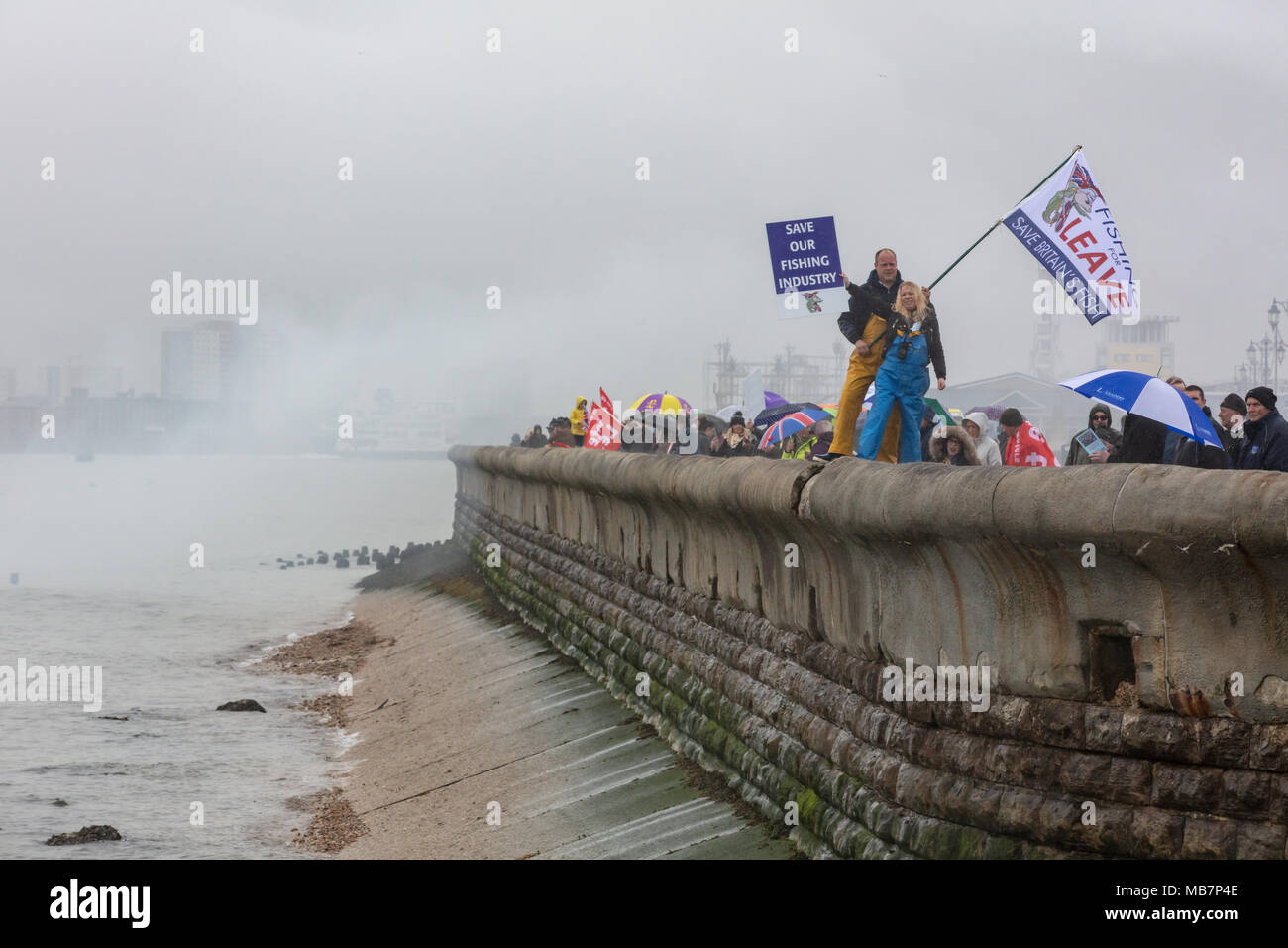 Southsea, Hampshire, Regno Unito; 8 aprile 2018; barche da pesca durante una manifestazione di protesta contro i piani per il Regno Unito a rimanere nella politica comune della pesca durante la transizione Brexit periodo passa Brittany Ferry Normandie vela alla Francia Credito: Ian Stewart/Alamy Live News Foto Stock