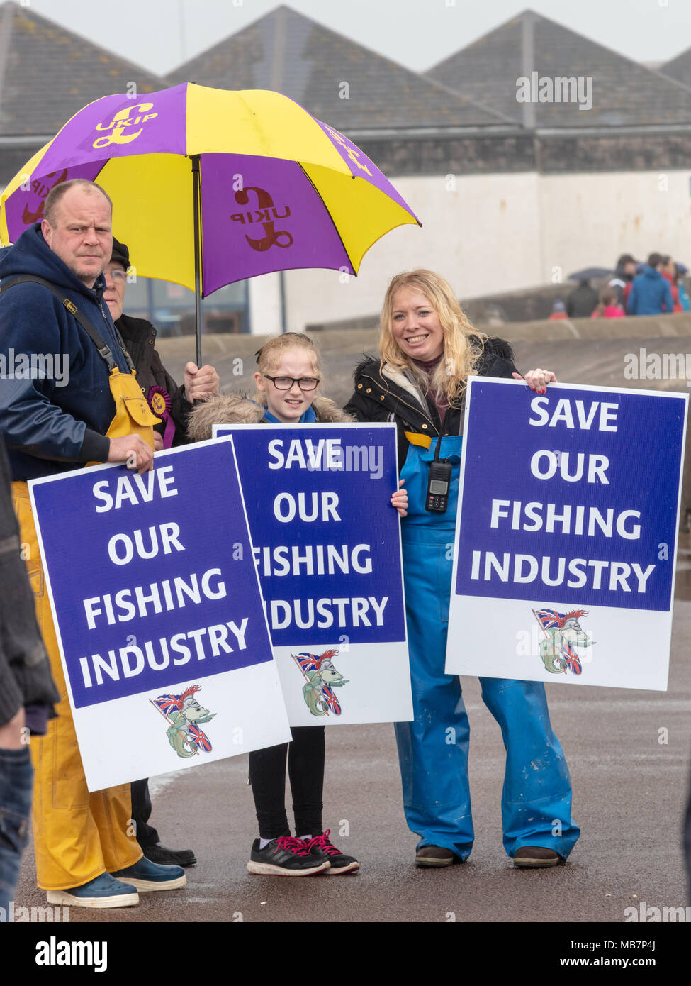 Southsea, Hampshire, Regno Unito; 8 aprile 2018; barche da pesca durante una manifestazione di protesta contro i piani per il Regno Unito a rimanere nella politica comune della pesca durante la transizione Brexit periodo passa Brittany Ferry Normandie vela alla Francia Credito: Ian Stewart/Alamy Live News Foto Stock