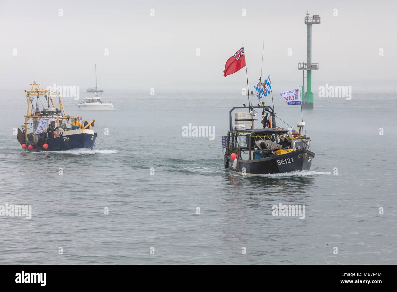 Southsea, Hampshire, Regno Unito; 8 aprile 2018; barche da pesca durante una manifestazione di protesta contro i piani per il Regno Unito a rimanere nella politica comune della pesca durante la transizione Brexit periodo passa Brittany Ferry Normandie vela alla Francia Credito: Ian Stewart/Alamy Live News Foto Stock