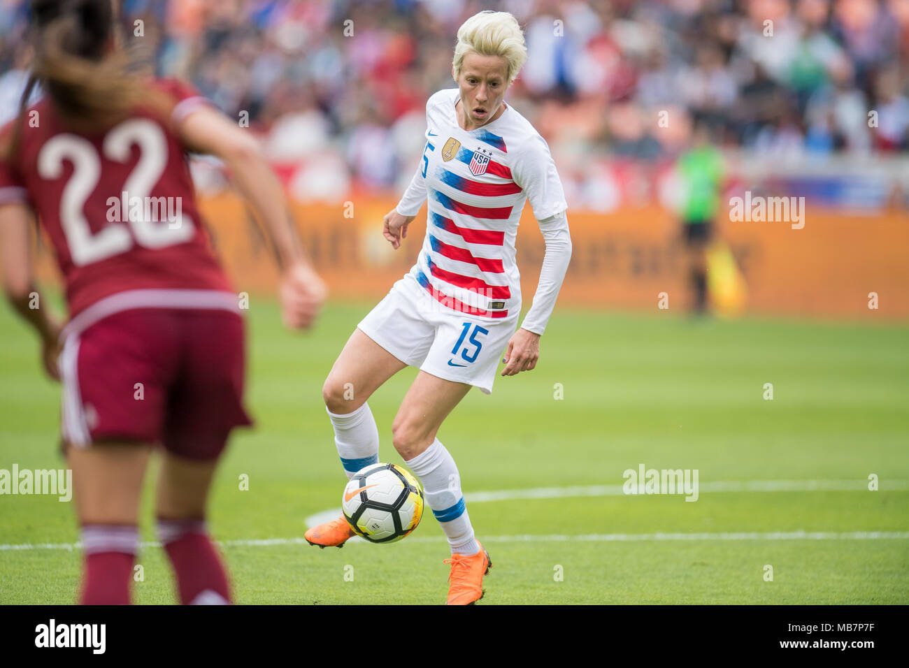 Houston, TX, Stati Uniti d'America. 8 apr, 2018. Stati Uniti d'America in avanti Megan Rapinoe (15) controlla la sfera durante un calcio internazionale amichevole tra il Messico e gli Stati Uniti di BBVA Compass Stadium di Houston, TX. Stati Uniti d'America ha vinto la partita 6-2.Trask Smith/CSM/Alamy Live News Foto Stock