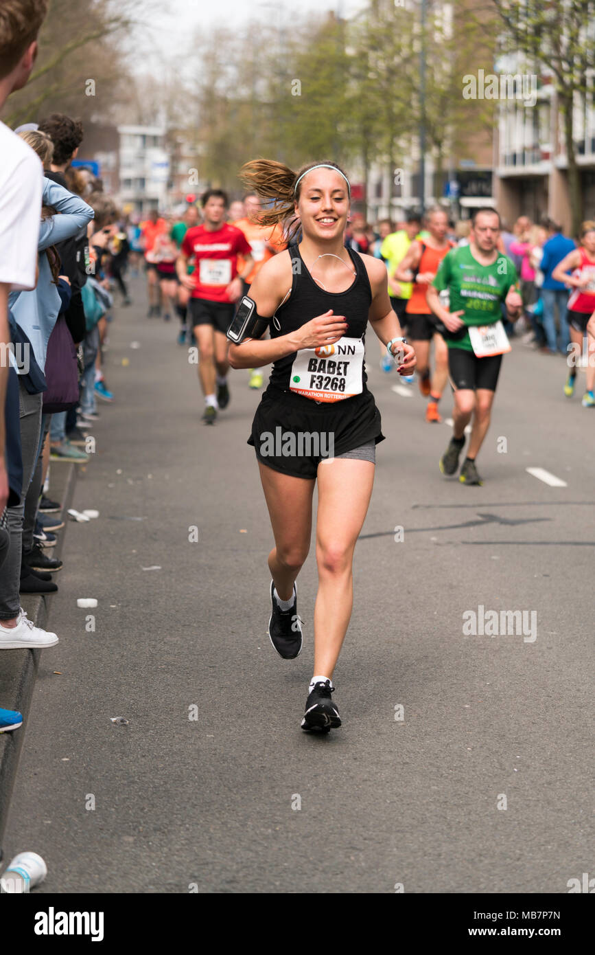 Rotterdam, Paesi Bassi. 8 Apr 2018. Gli atleti corrono lungo Mariniersweg durante la maratona di Rotterdam. Le condizioni erano molto caldi con una temperatura elevata di 21C. La maratona è noto per i suoi tempi veloci. Credito: Tony Taylor/Alamy Live News Foto Stock