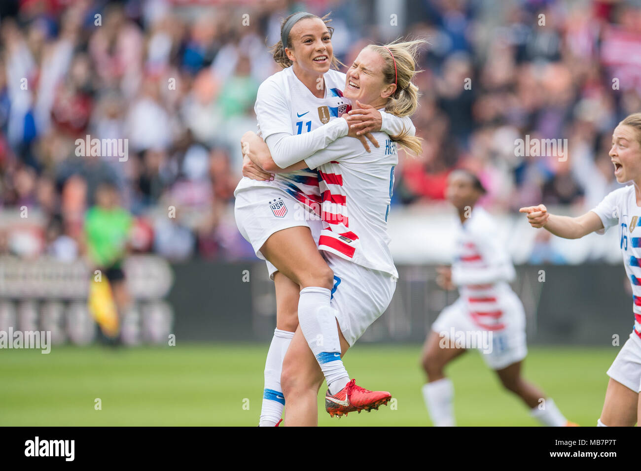 Houston, TX, Stati Uniti d'America. 8 apr, 2018. Stati Uniti d'America centrocampista Lindsey Horan (9) celebra il suo obiettivo con avanti Mallory Pugh (11) durante un calcio internazionale amichevole tra il Messico e gli Stati Uniti di BBVA Compass Stadium di Houston, TX. Stati Uniti d'America ha vinto la partita 6-2.Trask Smith/CSM/Alamy Live News Foto Stock