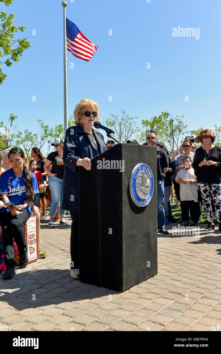 Las Vegas, Nevada - Aprile 8, 2018 - Las Vegas Sindaco Carolyn Goodman risolve la folla presso il percorso 91 /1 Ottobre le riprese Memorial Garden butterfly cerimonia di rilascio. - Photo credit: Ken Howard Immagini / Alamy Live News Foto Stock