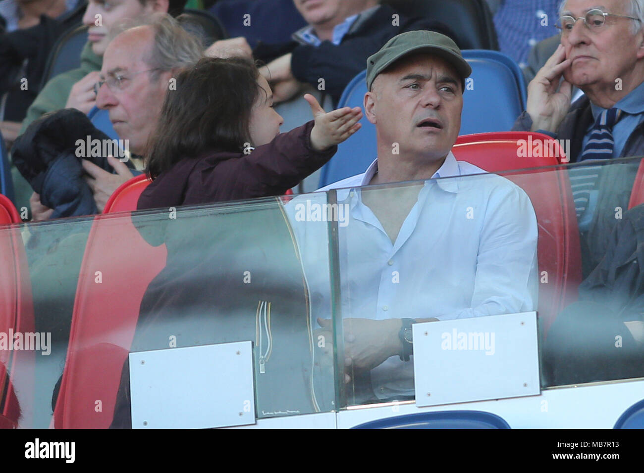 Roma, Italia. 07 apr, 2018. 07.04.2018. Stadio Olimpico di Roma, Italia. Vip in tribuna: Luca Zingaretti e figlia Credit: Indipendente Agenzia fotografica/Alamy Live News Foto Stock