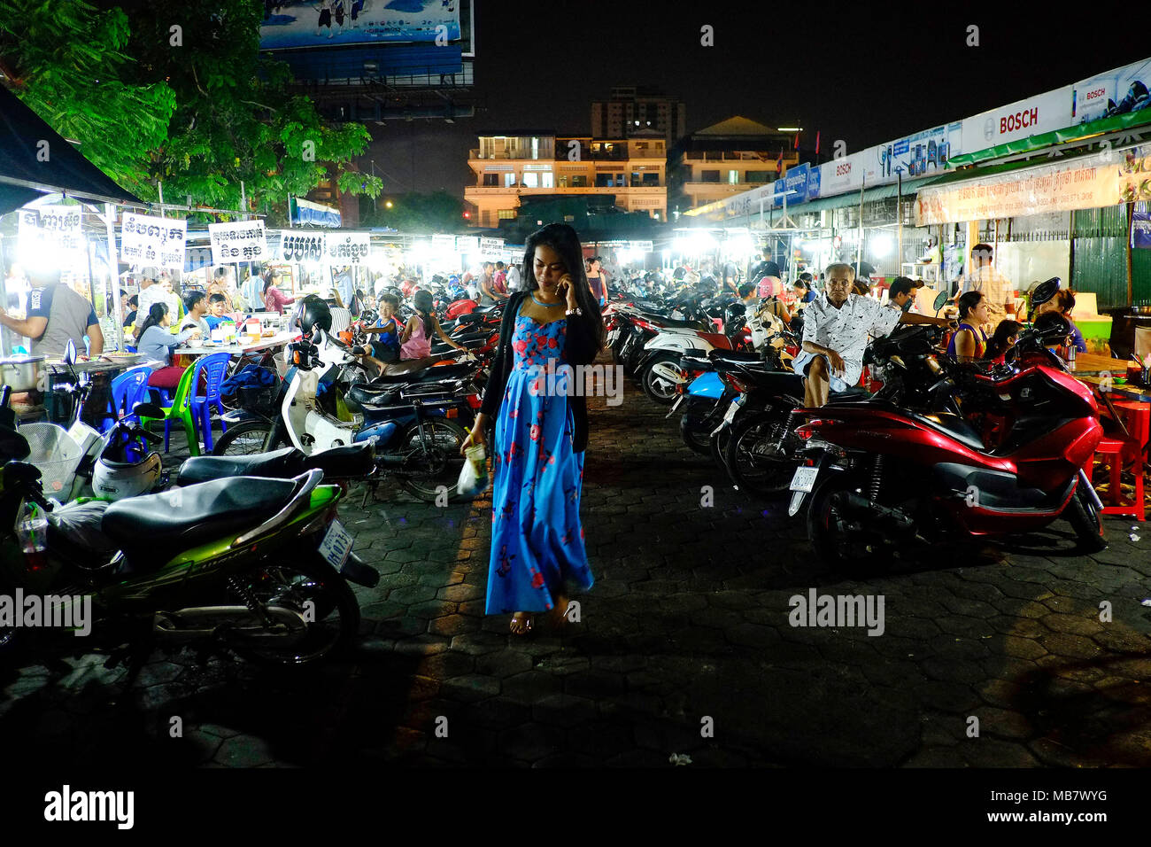 Tempo di notte vedute di Toul Tom Poung Mercato, noto anche come il mercato russo in Phnom Penh Cambogia. Foto Stock