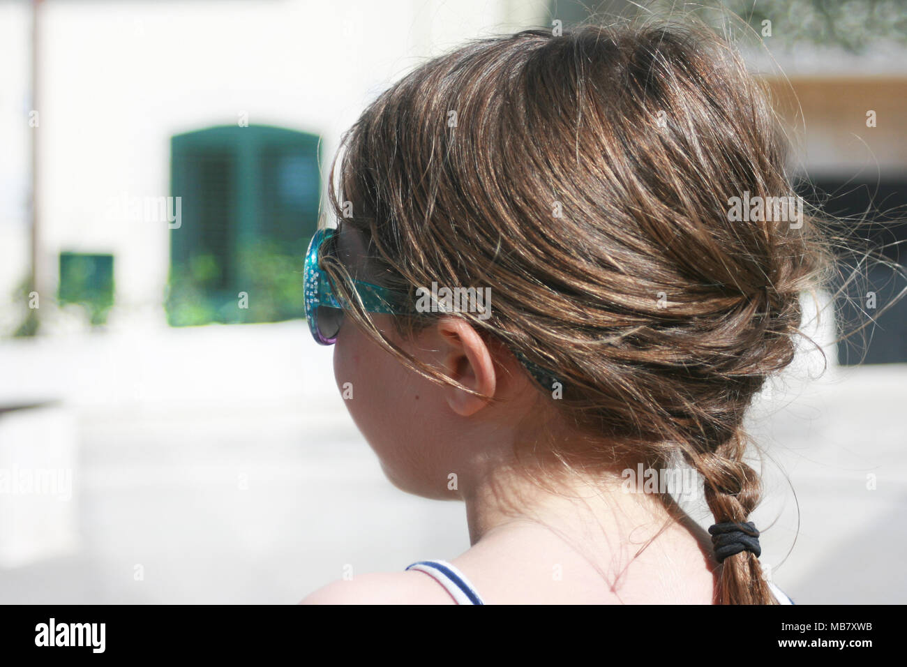 Ragazza con capelli intrecciati e occhiali da sole prendendo le attrazioni turistiche in Puglia, Italia Foto Stock