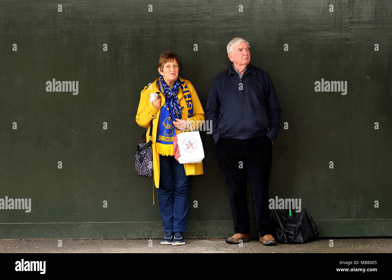 Shrewsbury Town appassionati prima il Trofeo Checkatrade finale allo stadio di Wembley, Londra. Foto Stock