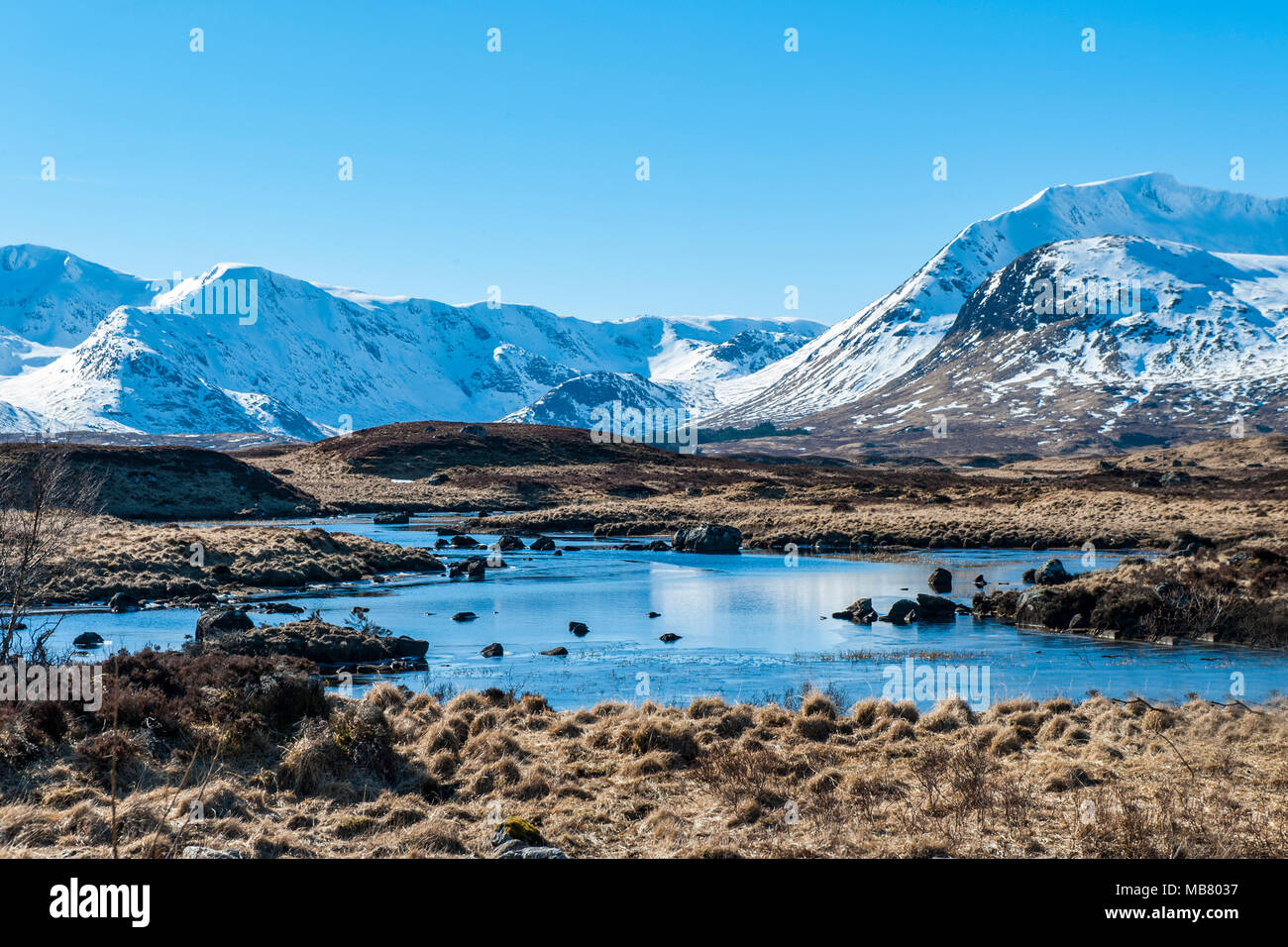 Vedute mozzafiato delle Highlands scozzesi e delle montagne innevate vicino al sito storico di Glencoe, un telecomando e la storica battaglia di massa Foto Stock