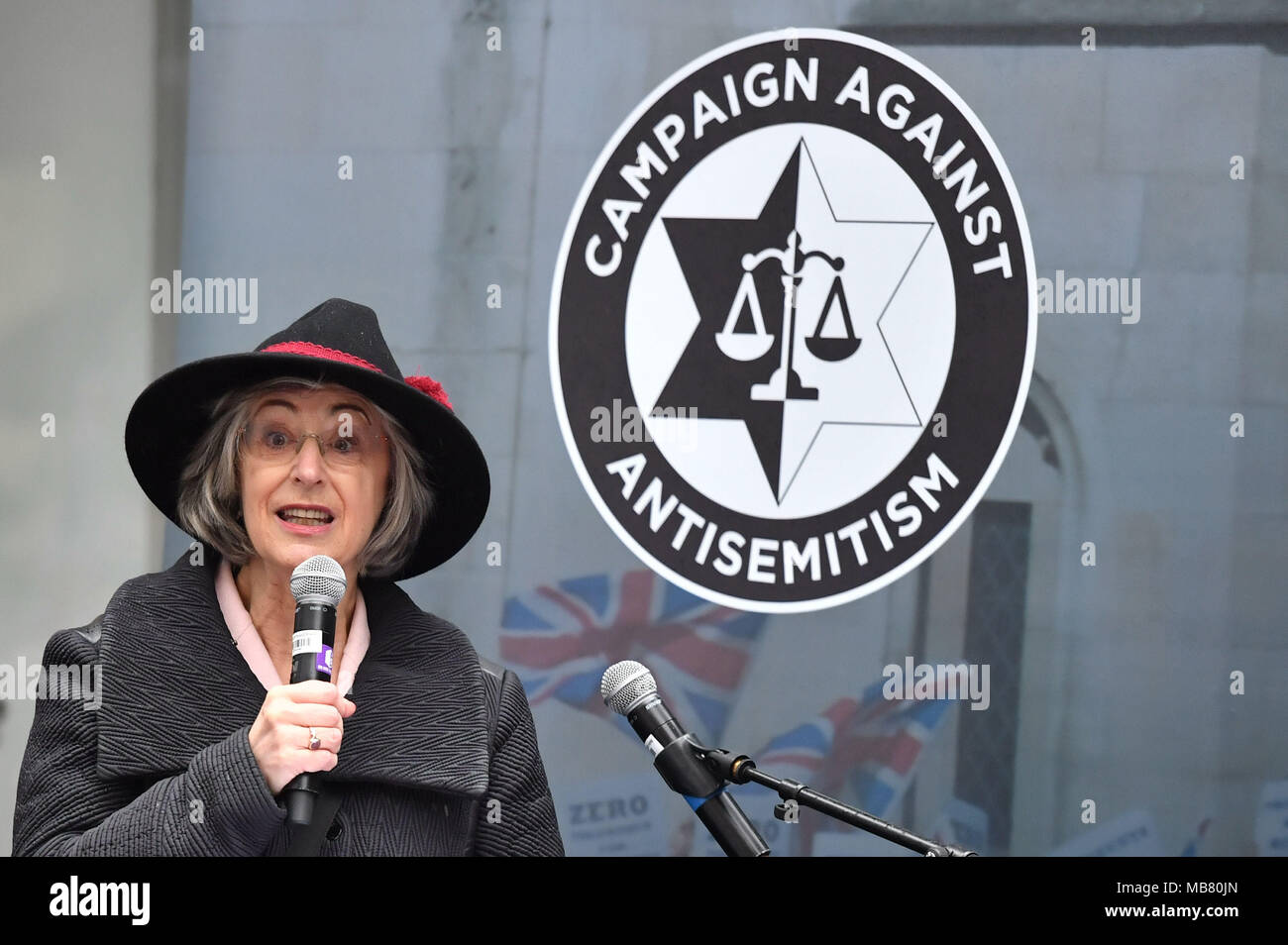 Maureen Lipman parlando a una manifestazione organizzata dalla campagna contro l' antisemitismo al di fuori del lavoro partito sede nel centro di Londra, contro le presunte restando nel Partito Laburista, in mezzo ad una fila più il partito della gestione delle richieste di antisemitismo. Foto Stock