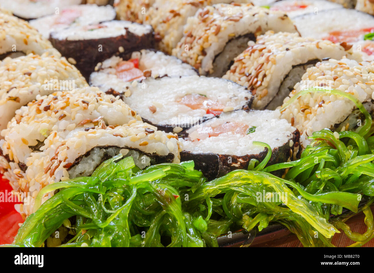 Close-up di sushi con insalata di alghe marine Foto Stock
