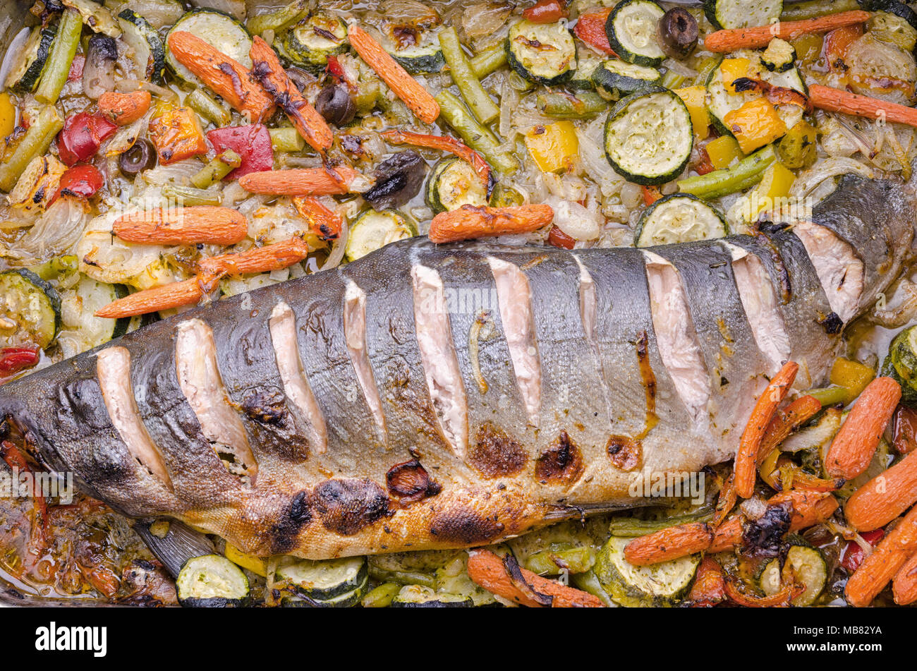 Cotto al forno il salmone selvatico con una varietà di verdure Foto Stock
