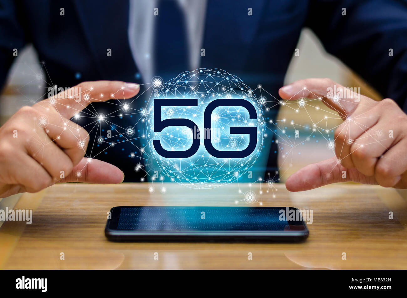 Telefono 5g Massa imprenditore collegare in tutto il mondo cameriere mano azienda vuota una tavoletta digitale con smart e 5G la connessione di rete concept Foto Stock