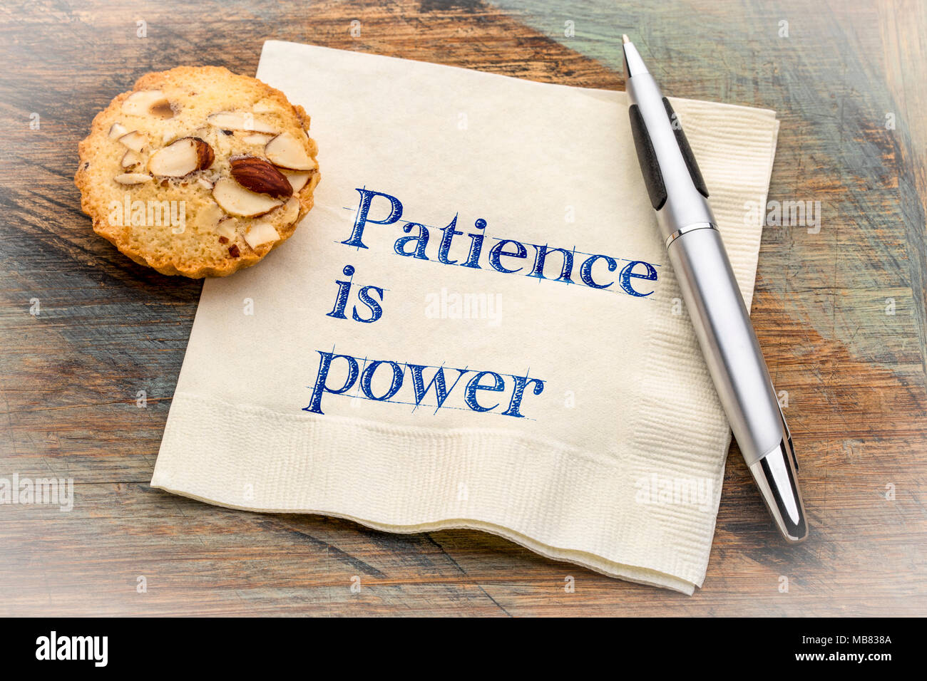 La pazienza è la potenza - inspiraitonal pugno su un tovagliolo con un cookie Foto Stock
