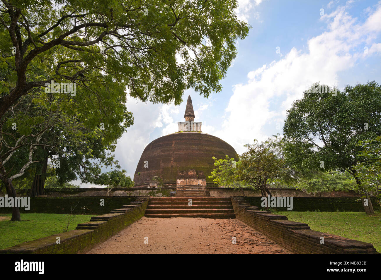 Vista orizzontale della massiccia Rankoth Vehera stupa in Polonnaruwa, Sri Lanka. Foto Stock