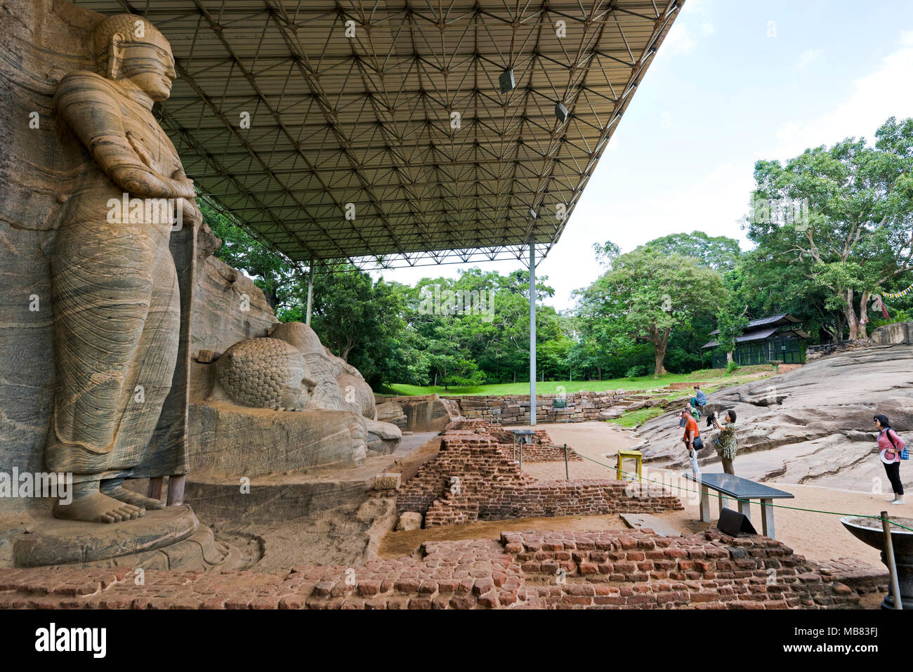 Vista orizzontale di turisti alla Gal Viharaya in Polonnaruwa, Sri Lanka. Foto Stock