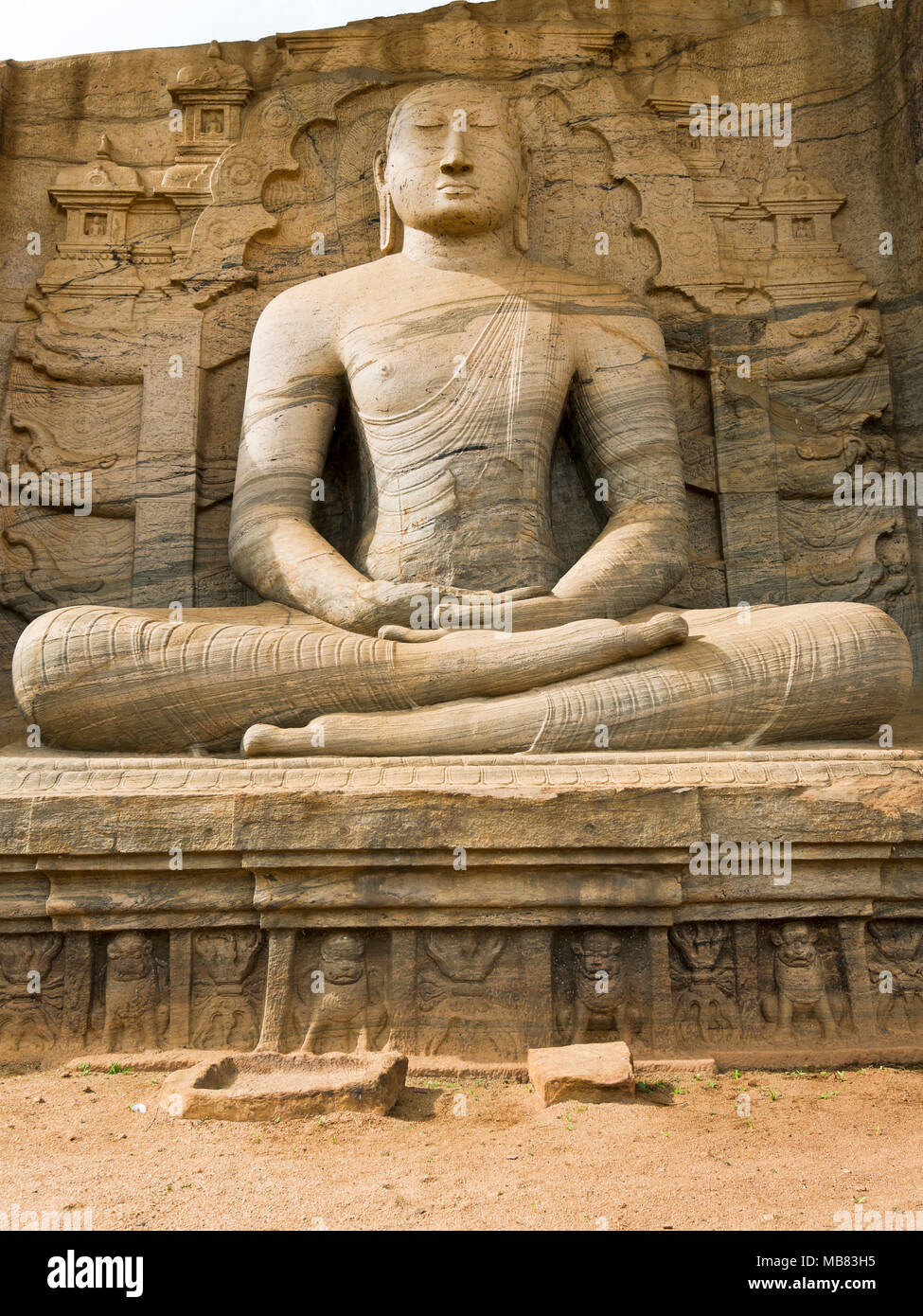Verticale di chiusura del seduto statua del Buddha a Gal Viharaya in Polonnaruwa, Sri Lanka. Foto Stock