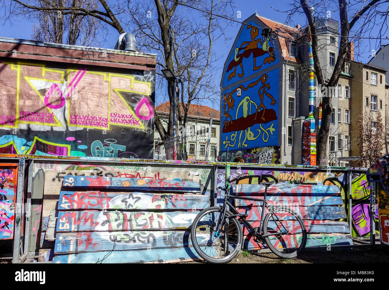 Edifici e graffiti, Alaunstrasse è il centro della cultura alternativa a Dresda Neustadt Germania graffiti muro Europa città Foto Stock