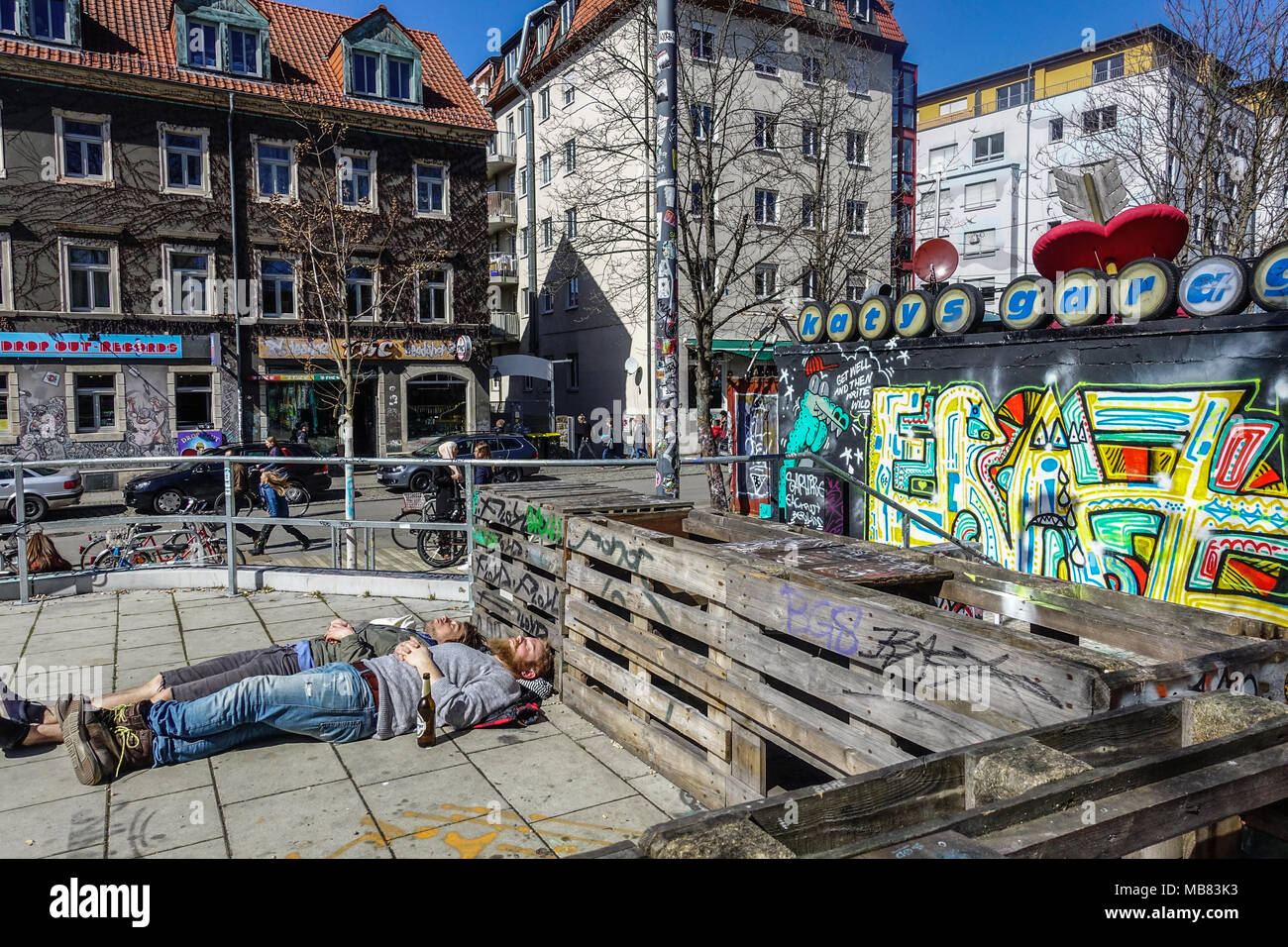 Katys Garage Bar due uomini prendere il sole in primavera, Alaunstrasse strada è il centro della cultura alternativa, Dresda ospita Neustadt Germania, Europa Foto Stock