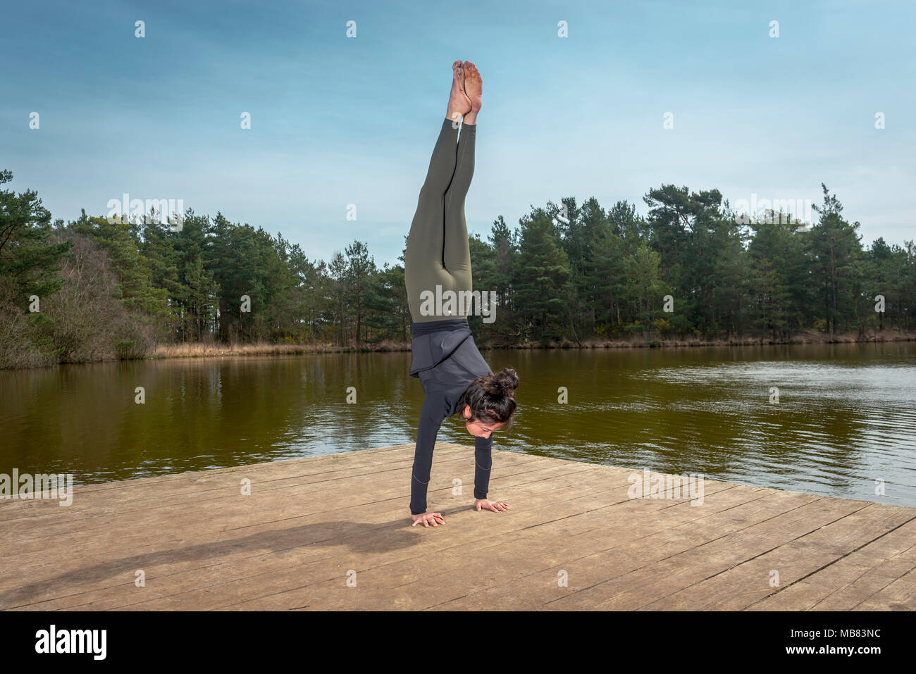 Donna facendo un handstand, yoga Foto Stock