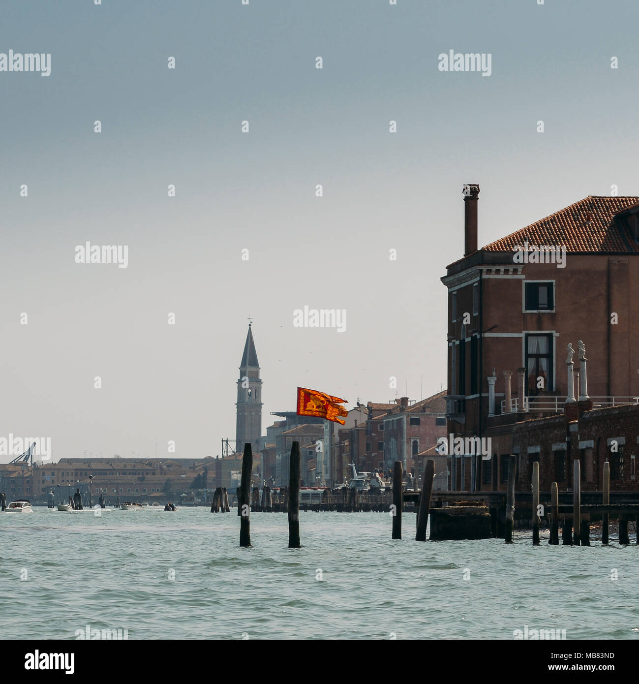 La città di Venezia, Italia con la bandiera del Veneto. Foto Stock