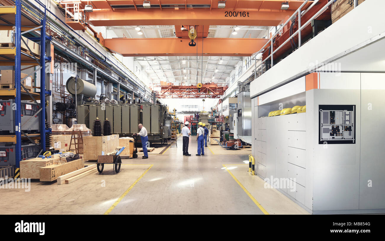 Stabilimento industriale in ingegneria meccanica per la fabbricazione di trasformatori - interno di una sala di produzione Foto Stock