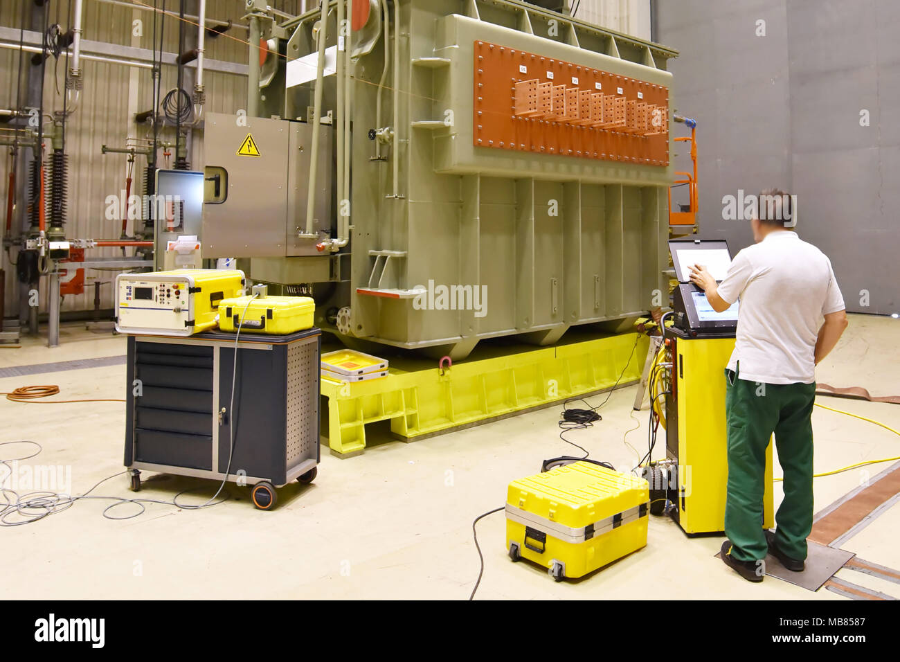 Scienziato opera una struttura di ricerca nel settore: macchina per la produzione di lampi artificiali - impianto pilota in ingegneria meccanica Foto Stock